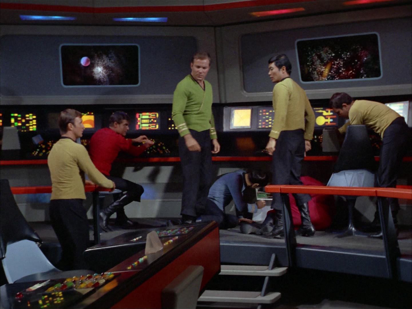 ariane179254_StarTrek_2x14_WolfInTheFold_2905.jpg