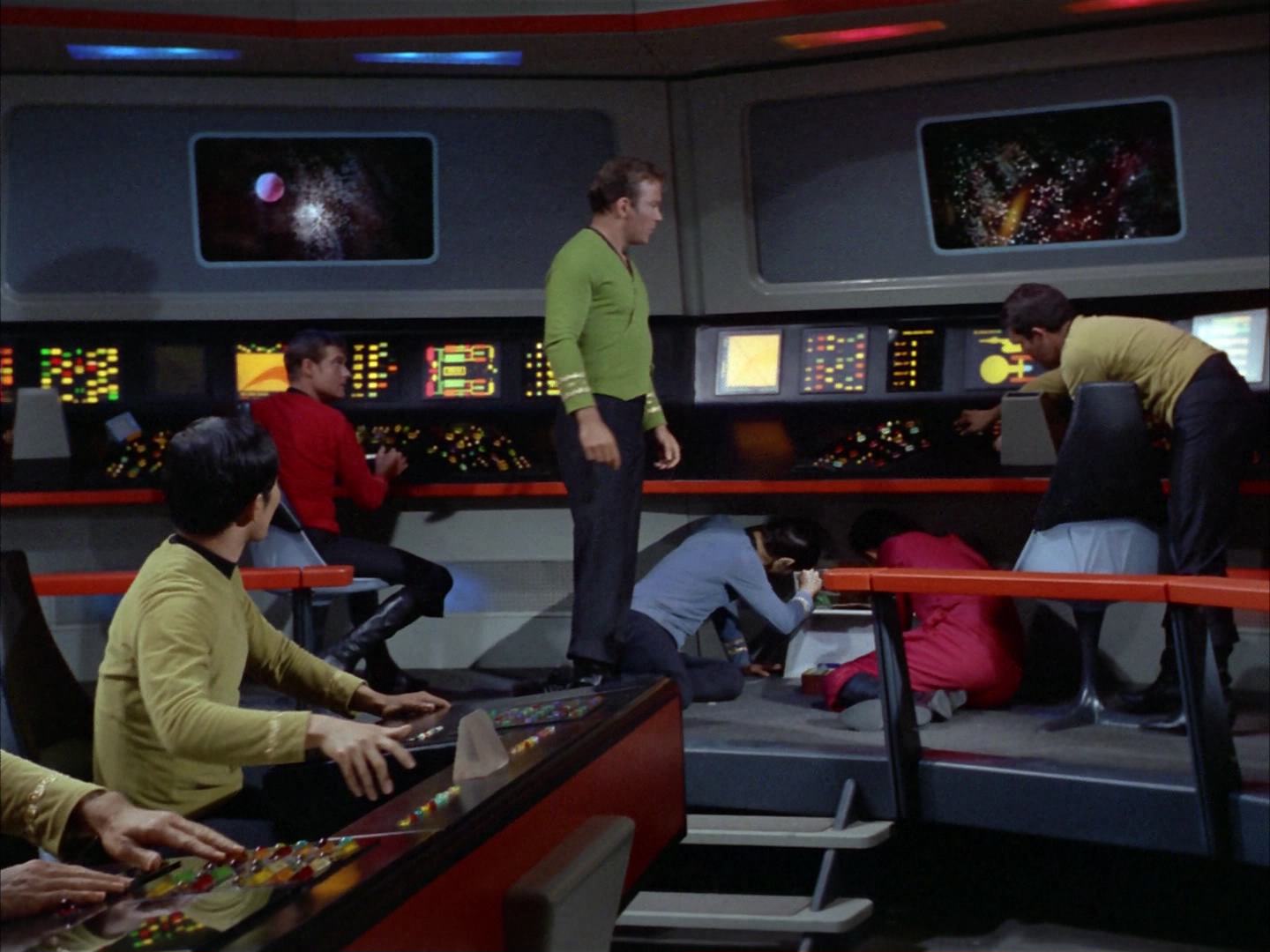 ariane179254_StarTrek_2x14_WolfInTheFold_2923.jpg