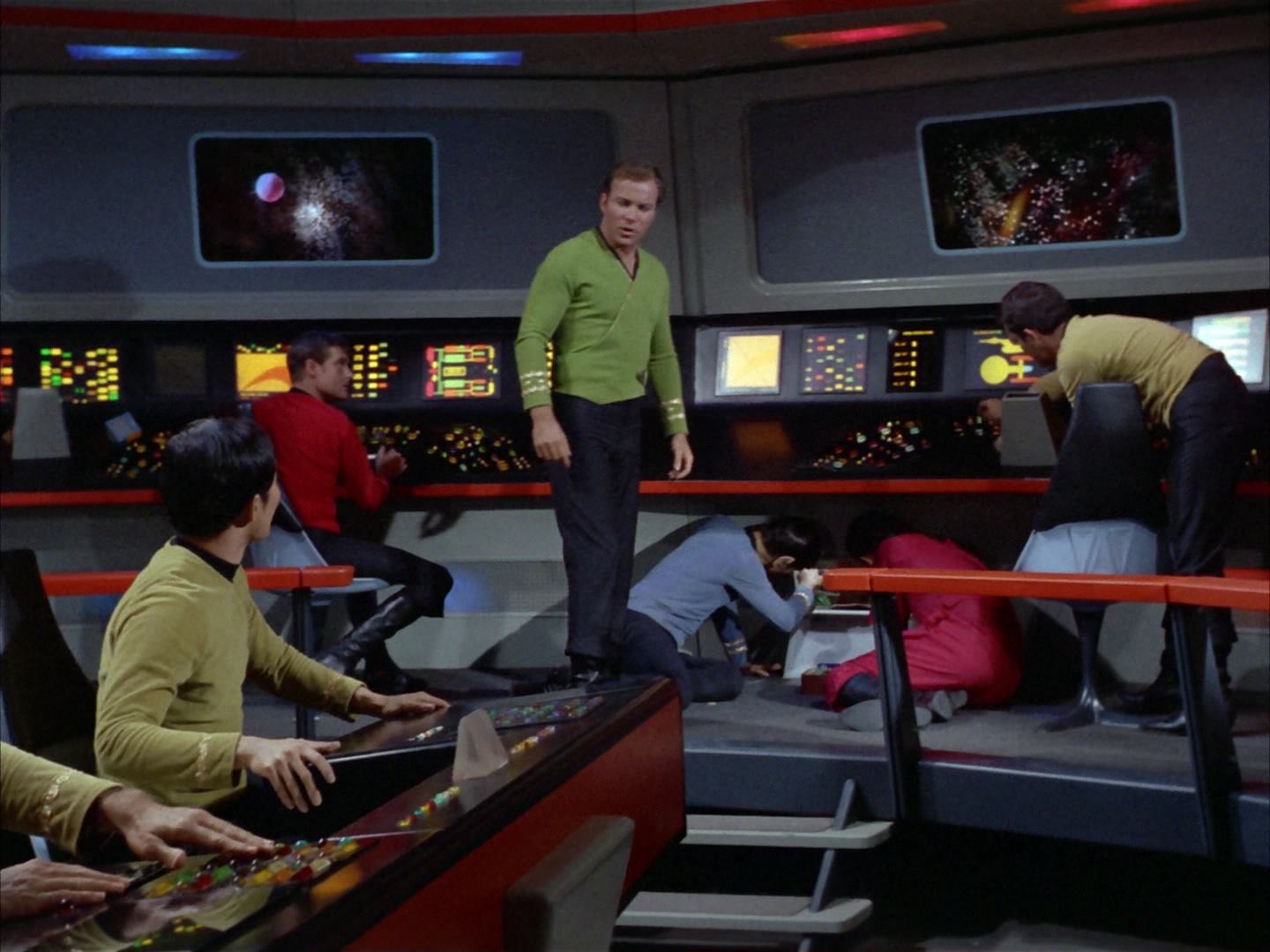 ariane179254_StarTrek_2x14_WolfInTheFold_2924.jpg