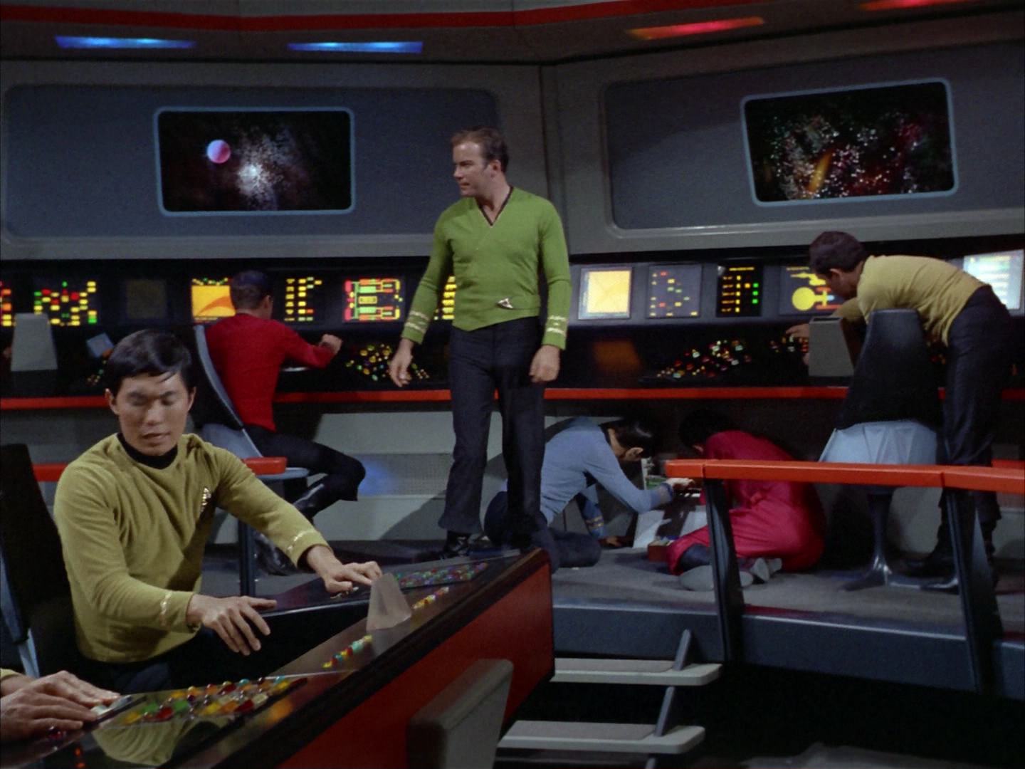 ariane179254_StarTrek_2x14_WolfInTheFold_2926.jpg