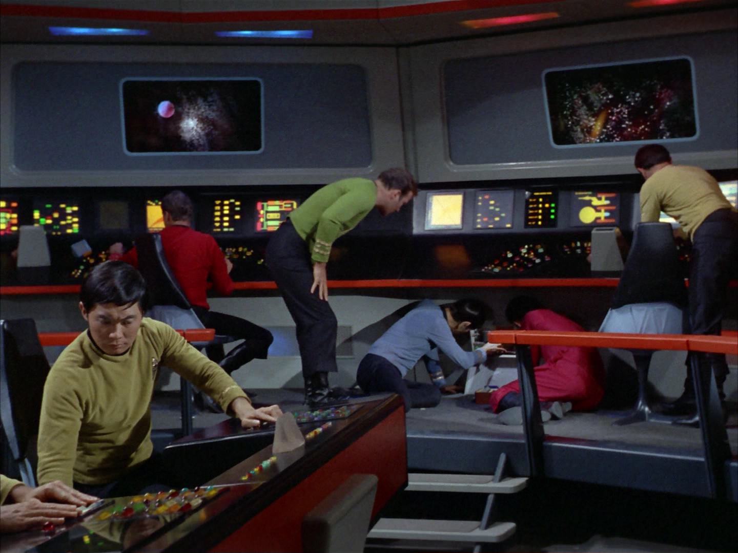 ariane179254_StarTrek_2x14_WolfInTheFold_2928.jpg