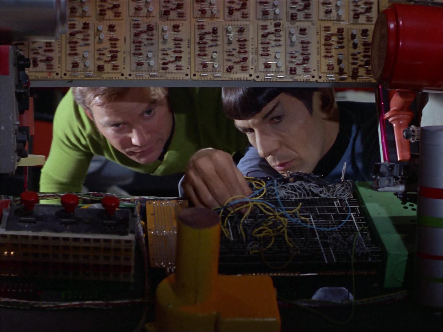 ariane179254_StarTrek_2x14_WolfInTheFold_2931.jpg