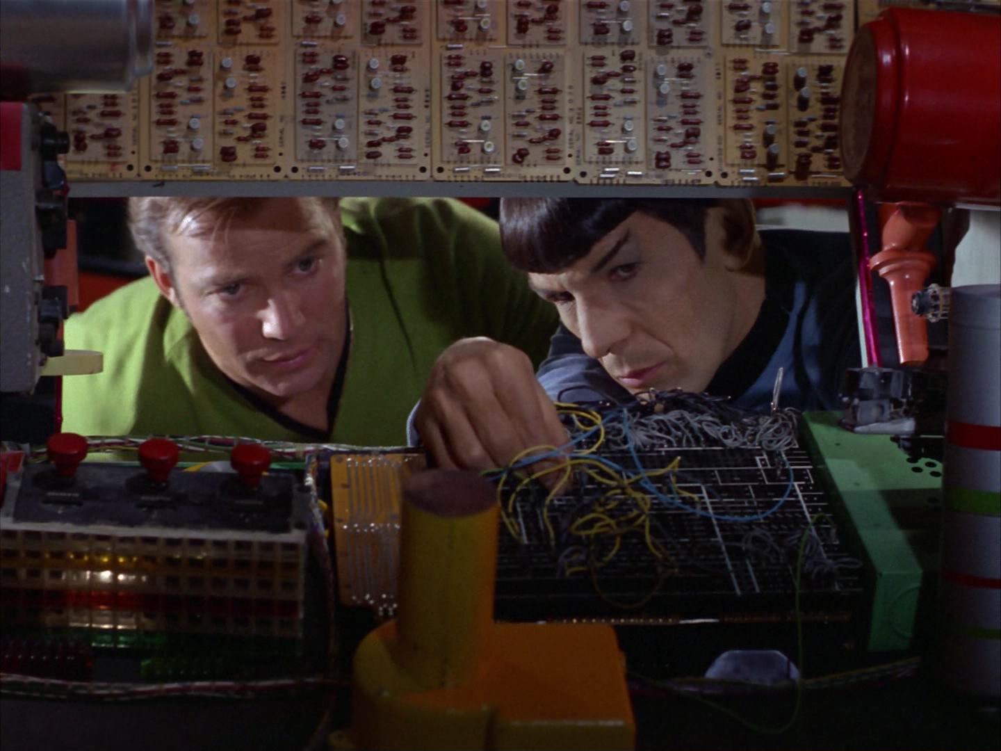 ariane179254_StarTrek_2x14_WolfInTheFold_2932.jpg