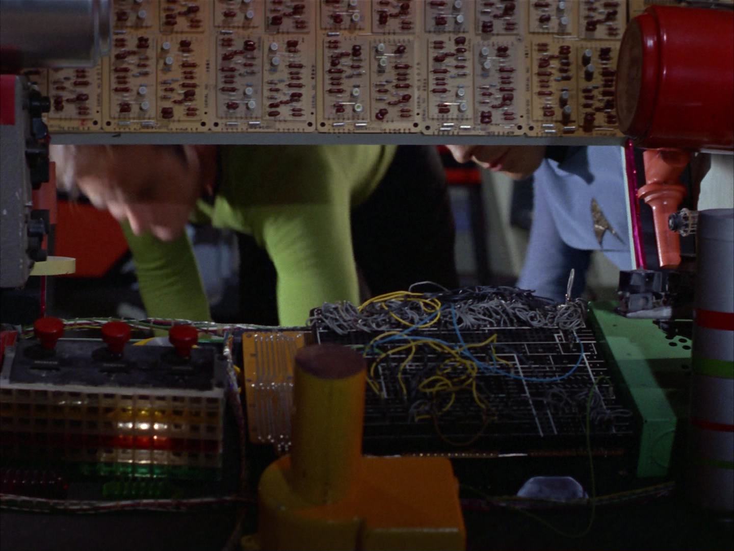 ariane179254_StarTrek_2x14_WolfInTheFold_2948.jpg