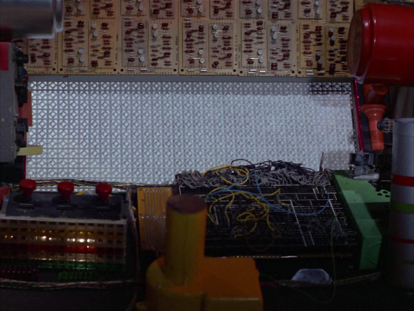ariane179254_StarTrek_2x14_WolfInTheFold_2949.jpg
