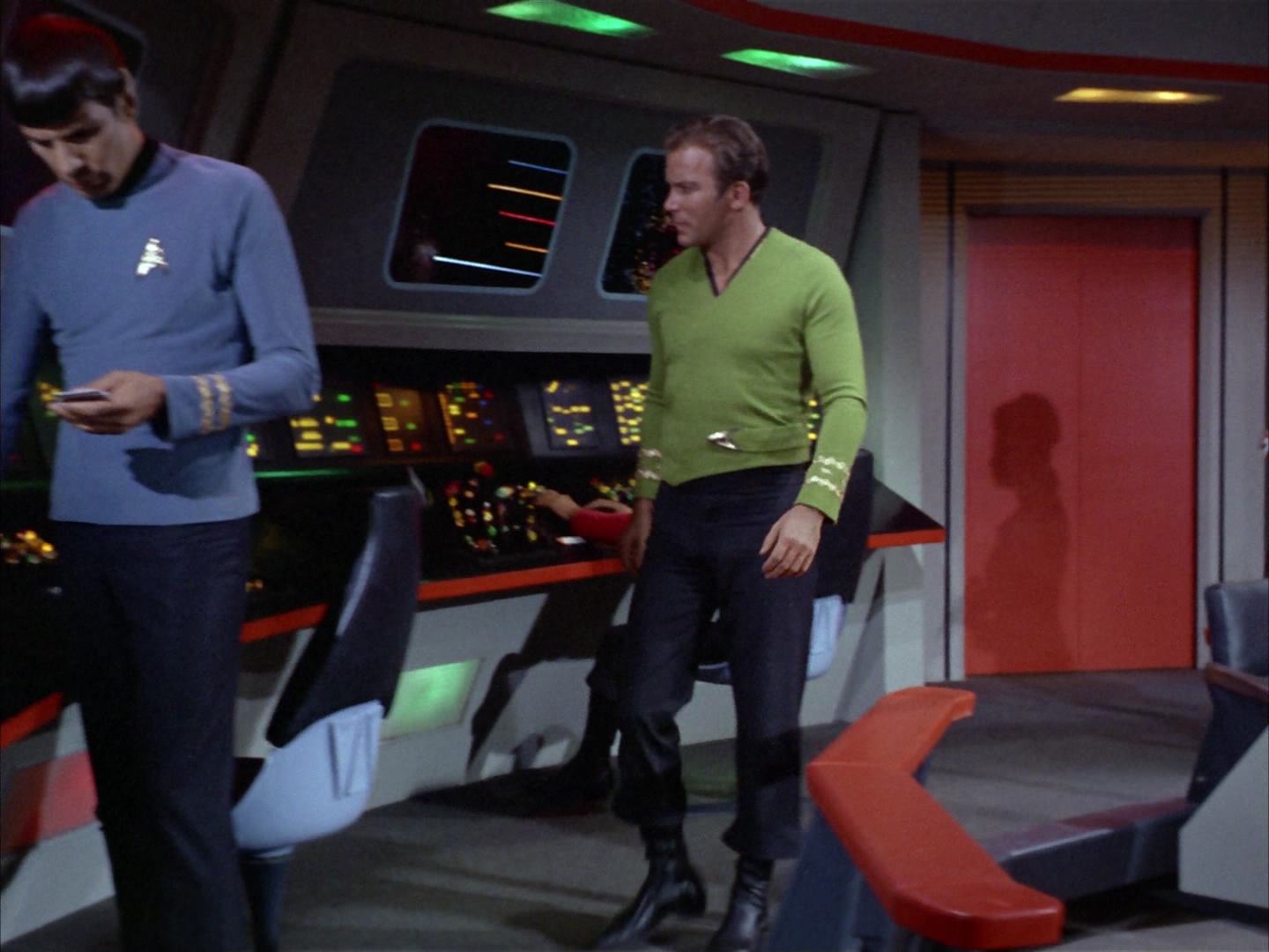 ariane179254_StarTrek_2x14_WolfInTheFold_2974.jpg