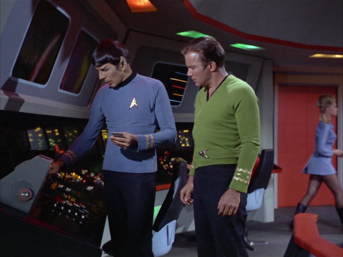ariane179254_StarTrek_2x14_WolfInTheFold_2979.jpg