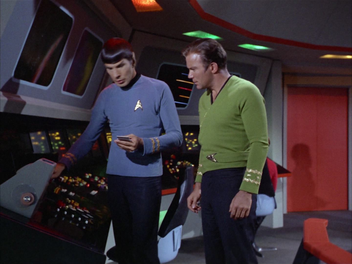 ariane179254_StarTrek_2x14_WolfInTheFold_2980.jpg