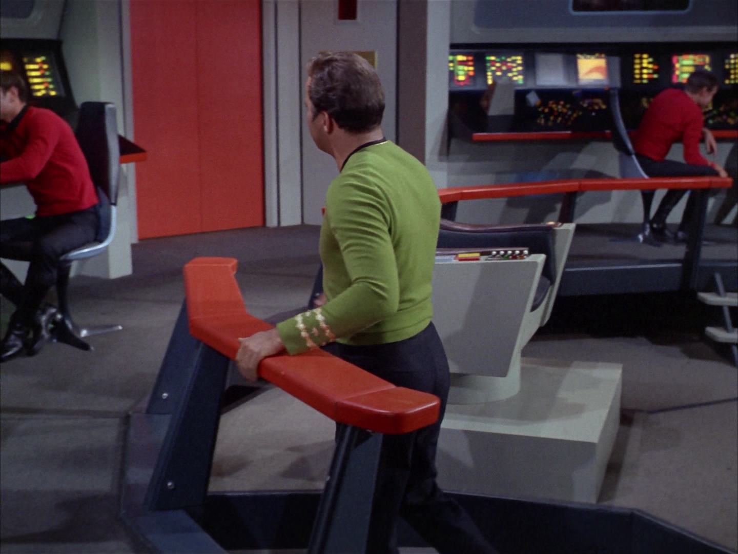 ariane179254_StarTrek_2x14_WolfInTheFold_3015.jpg