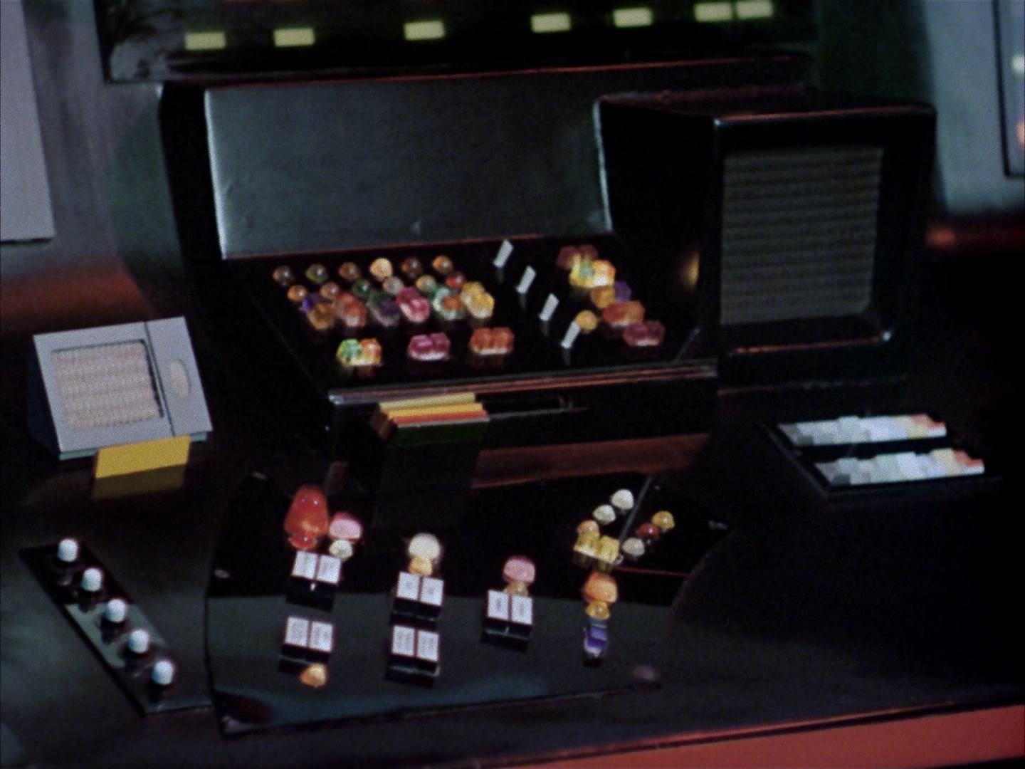 ariane179254_StarTrek_2x14_WolfInTheFold_3067.jpg