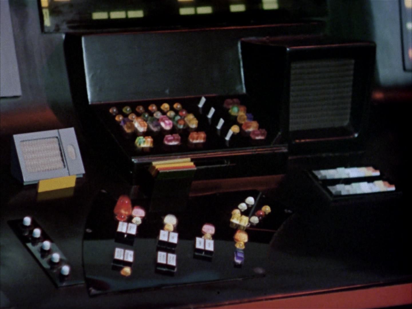 ariane179254_StarTrek_2x14_WolfInTheFold_3068.jpg