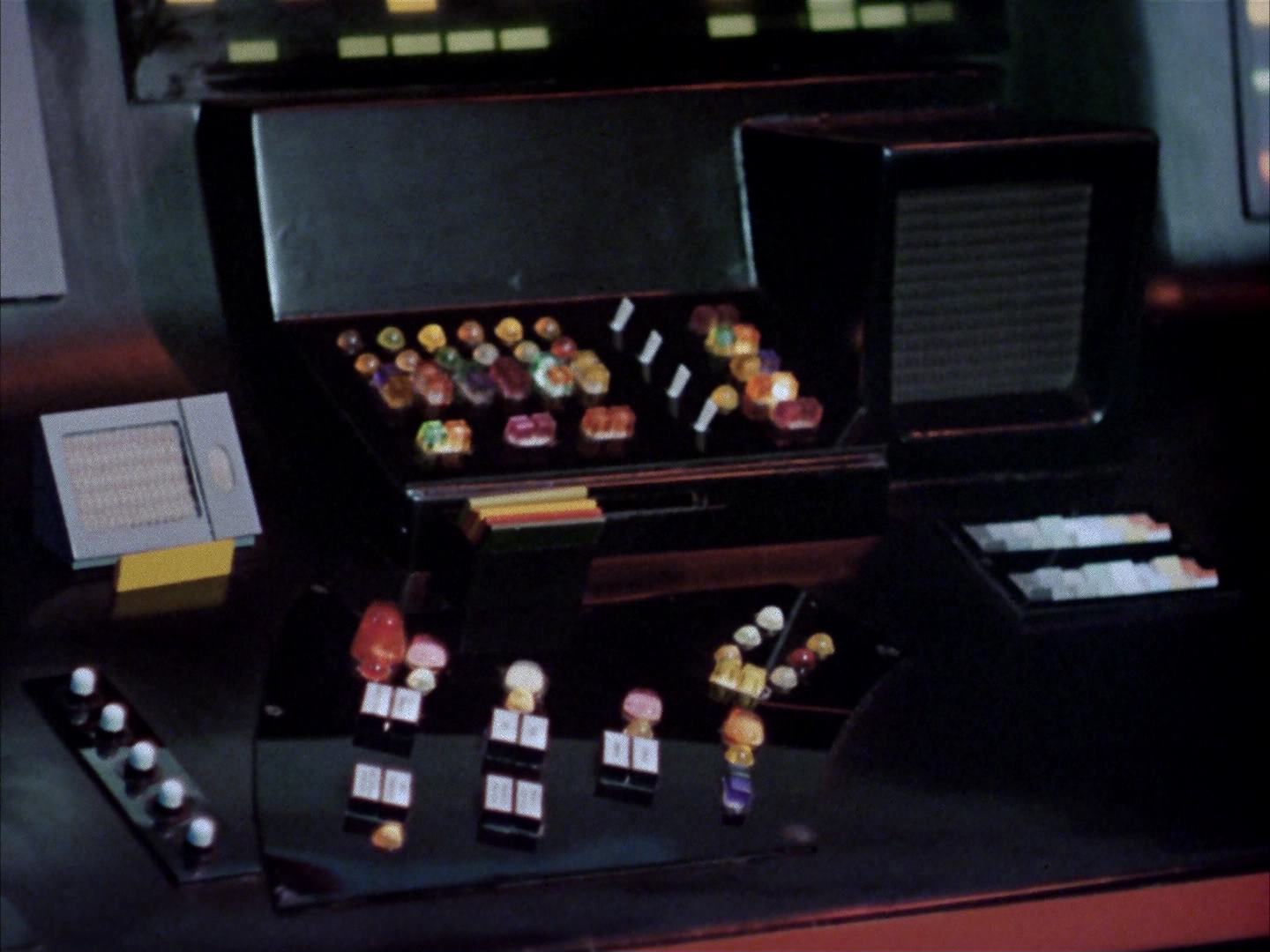 ariane179254_StarTrek_2x14_WolfInTheFold_3076.jpg