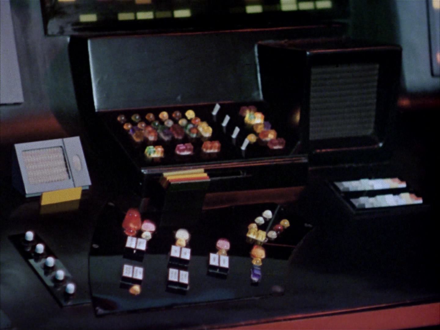 ariane179254_StarTrek_2x14_WolfInTheFold_3077.jpg