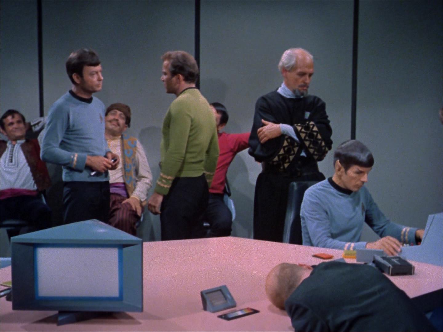 ariane179254_StarTrek_2x14_WolfInTheFold_3129.jpg