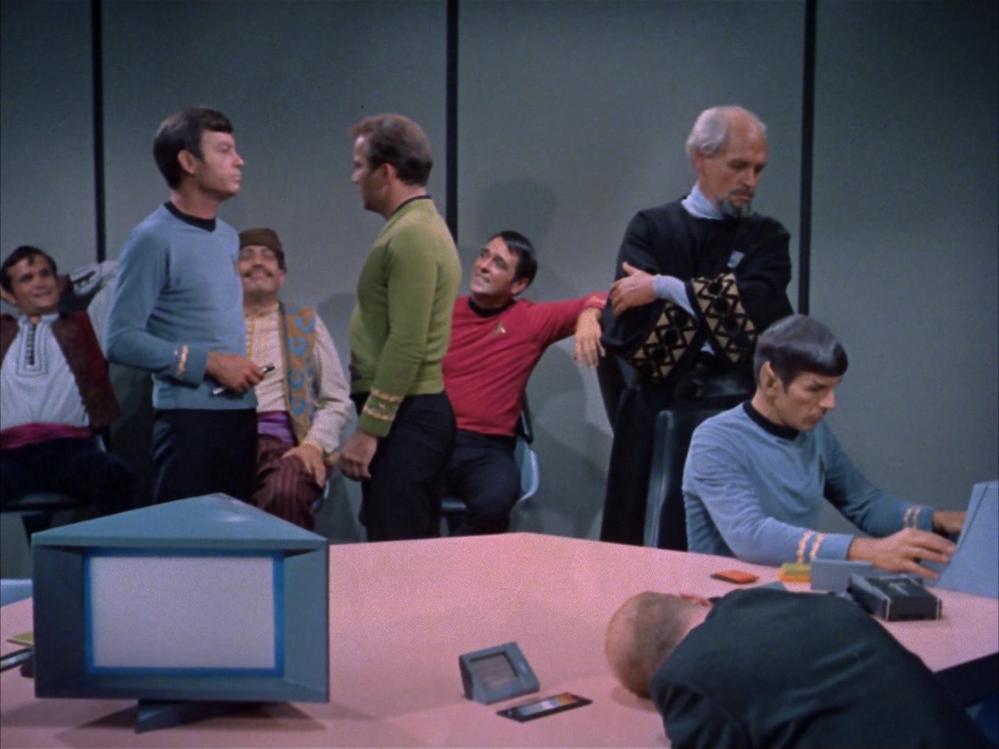 ariane179254_StarTrek_2x14_WolfInTheFold_3132.jpg