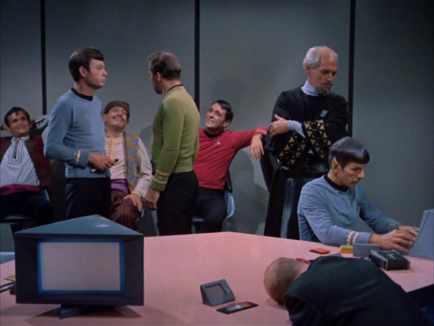 ariane179254_StarTrek_2x14_WolfInTheFold_3133.jpg