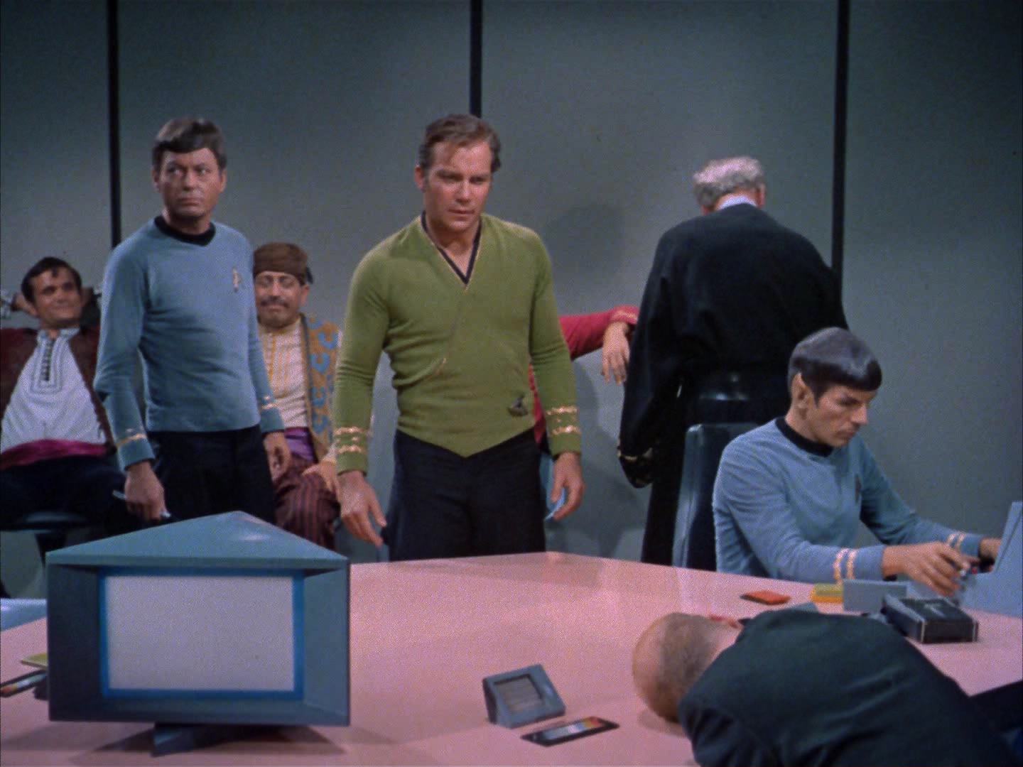 ariane179254_StarTrek_2x14_WolfInTheFold_3139.jpg