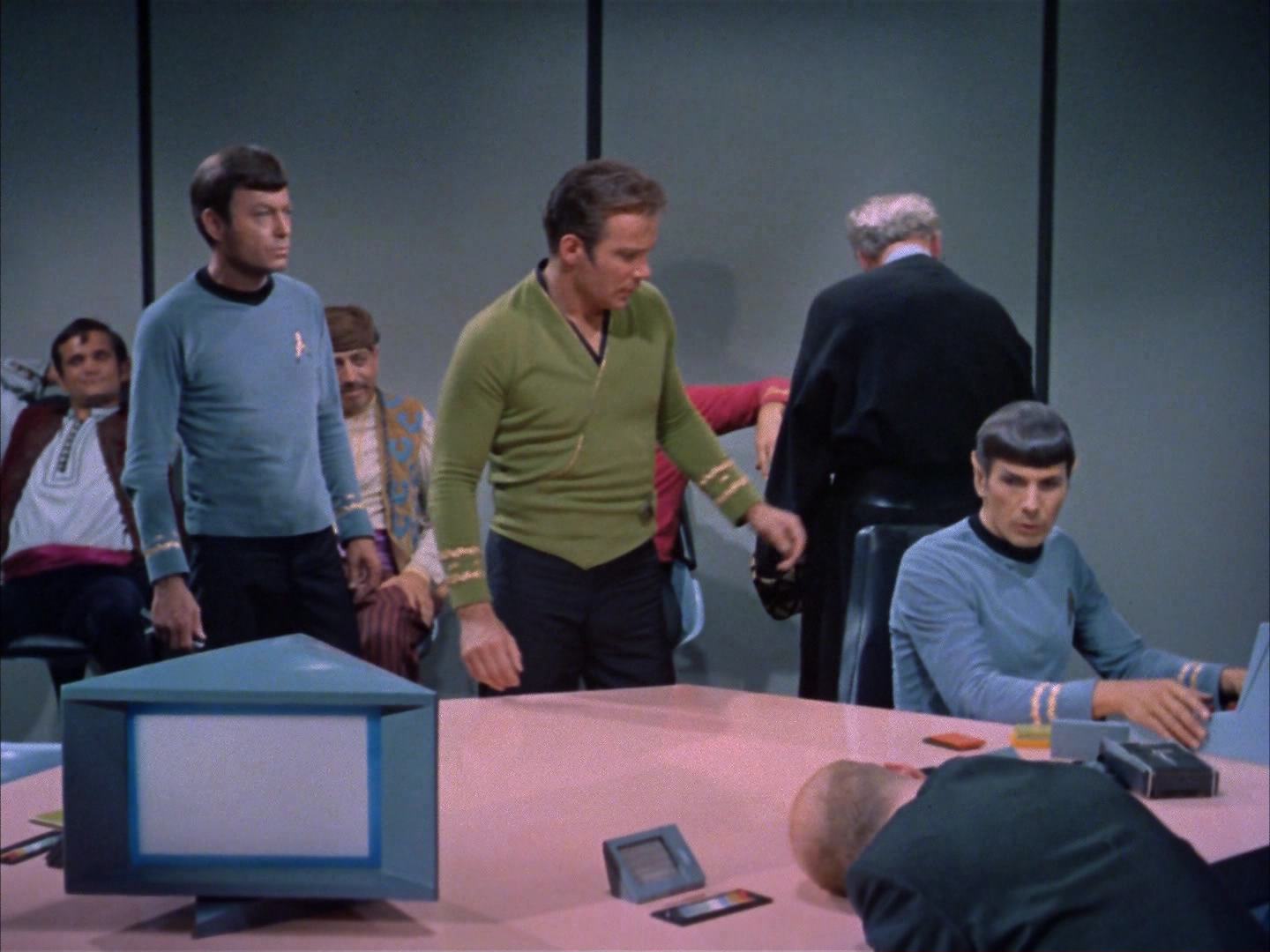 ariane179254_StarTrek_2x14_WolfInTheFold_3142.jpg