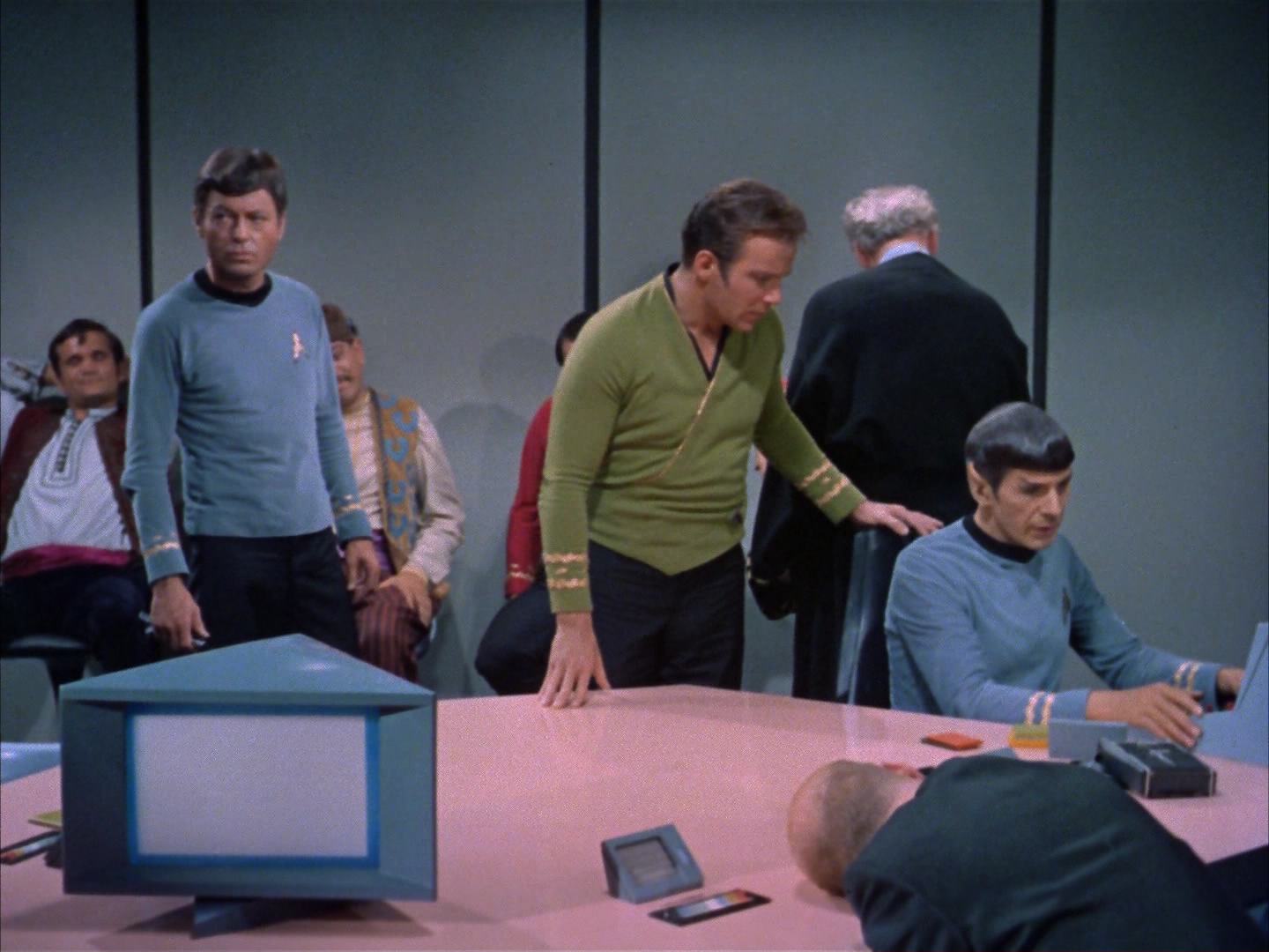 ariane179254_StarTrek_2x14_WolfInTheFold_3143.jpg
