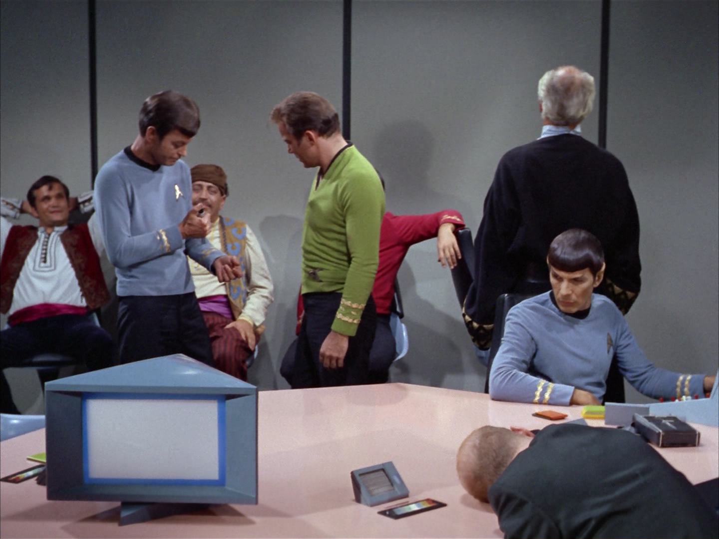 ariane179254_StarTrek_2x14_WolfInTheFold_3176.jpg