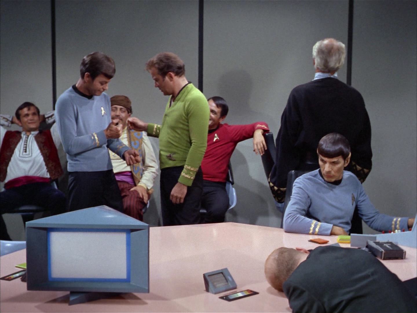 ariane179254_StarTrek_2x14_WolfInTheFold_3177.jpg