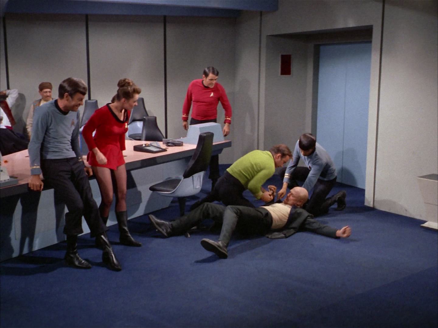 ariane179254_StarTrek_2x14_WolfInTheFold_3210.jpg