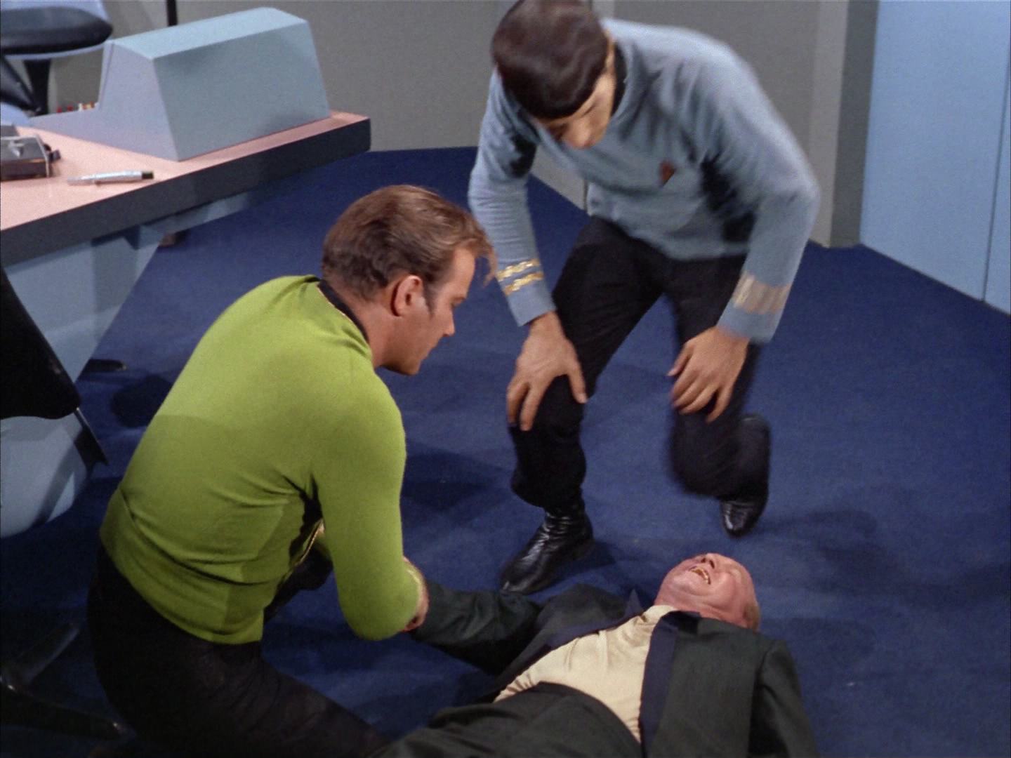 ariane179254_StarTrek_2x14_WolfInTheFold_3218.jpg