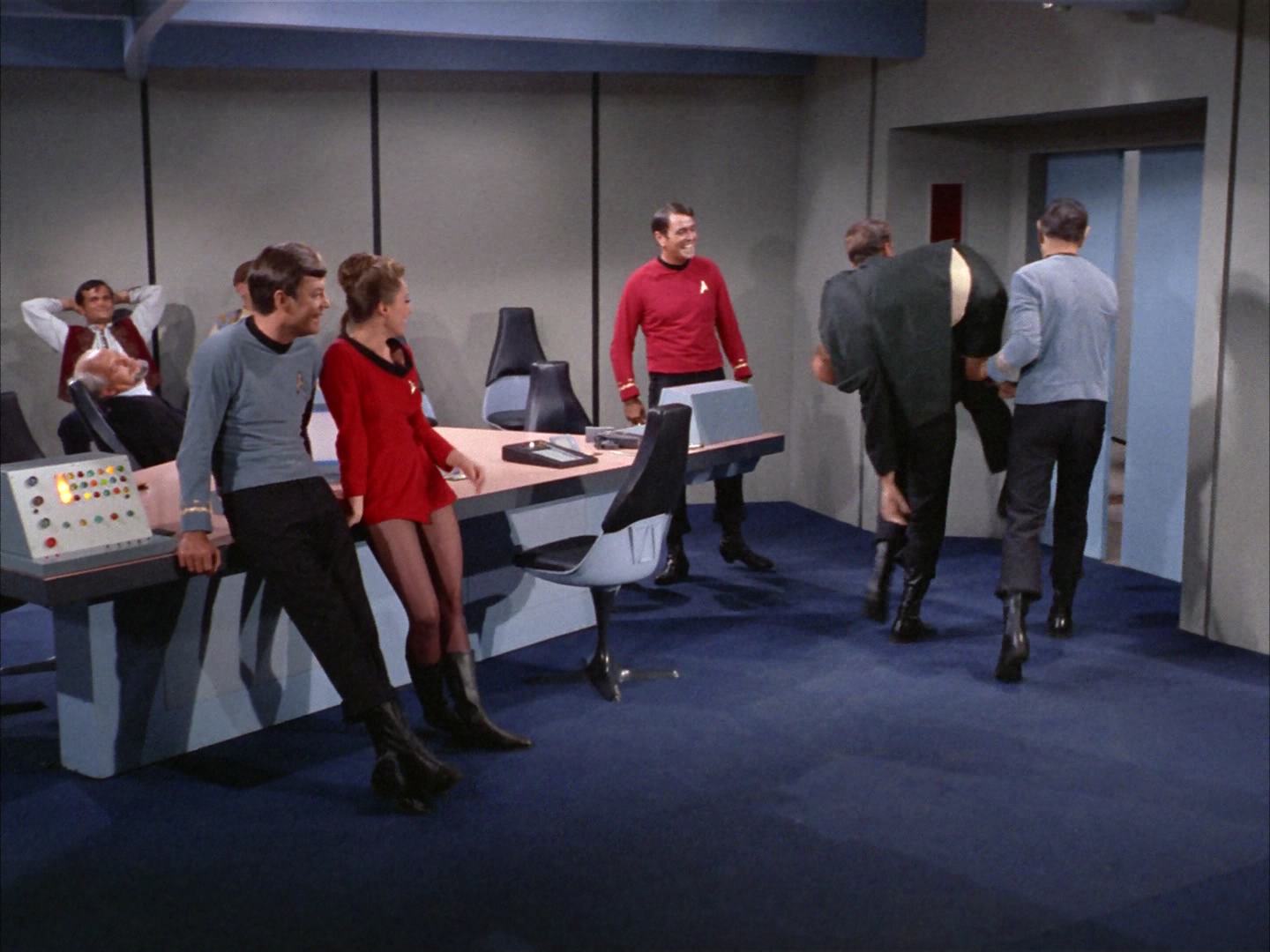 ariane179254_StarTrek_2x14_WolfInTheFold_3225.jpg