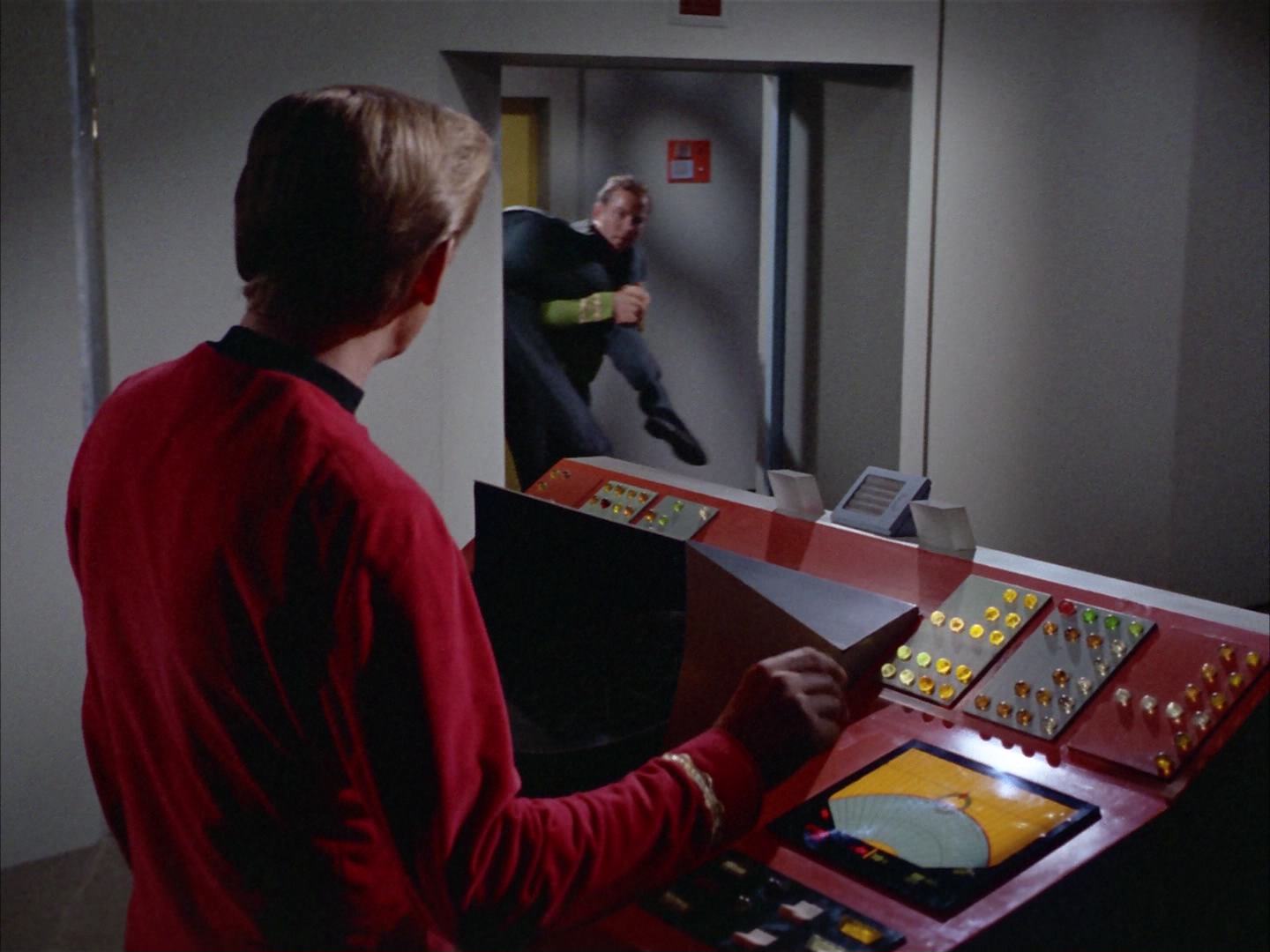 ariane179254_StarTrek_2x14_WolfInTheFold_3237.jpg