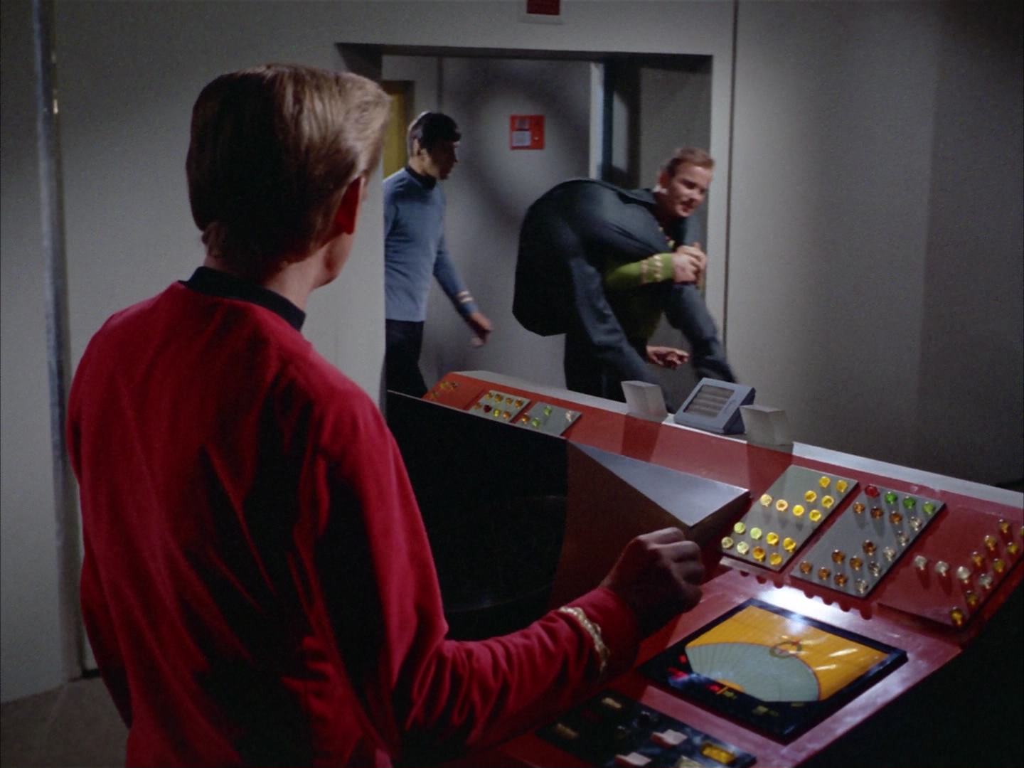 ariane179254_StarTrek_2x14_WolfInTheFold_3238.jpg