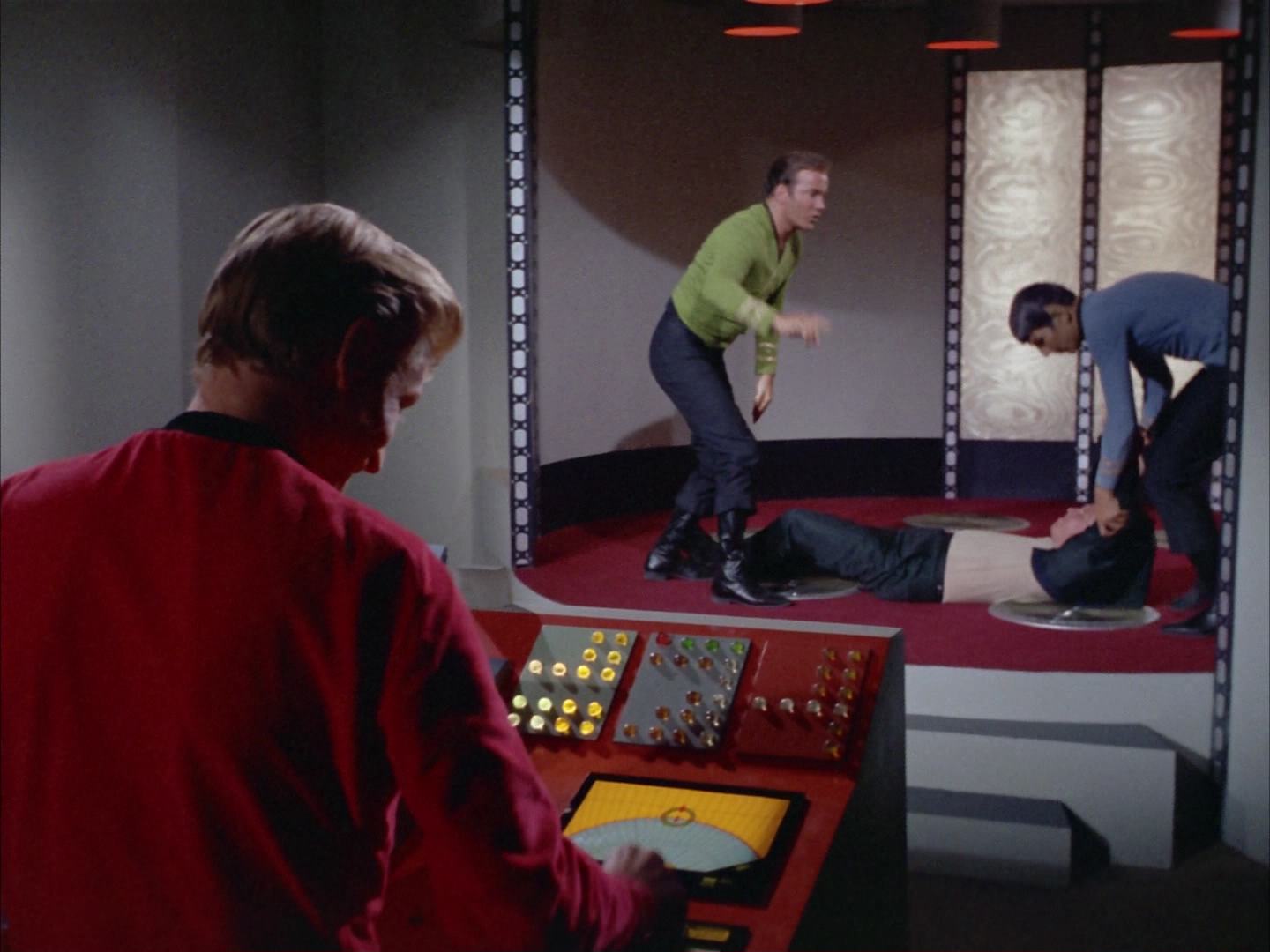 ariane179254_StarTrek_2x14_WolfInTheFold_3246.jpg