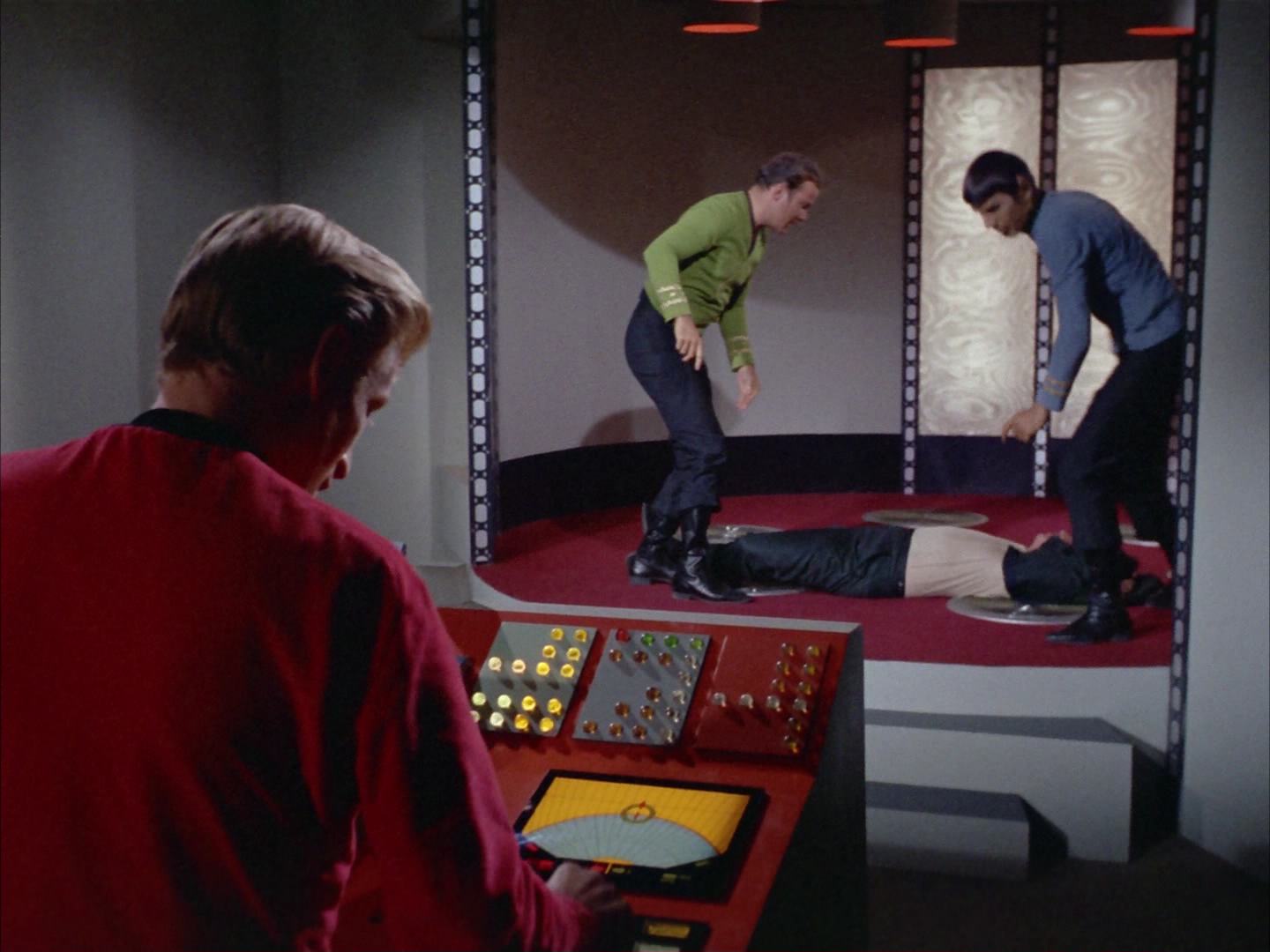 ariane179254_StarTrek_2x14_WolfInTheFold_3247.jpg