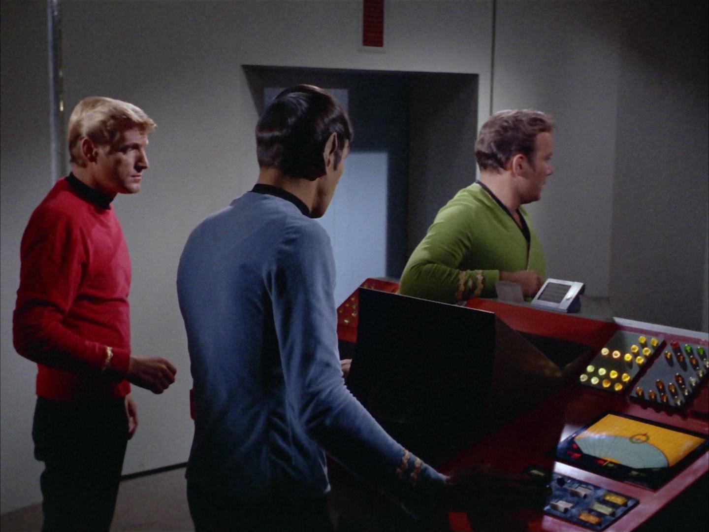 ariane179254_StarTrek_2x14_WolfInTheFold_3254.jpg