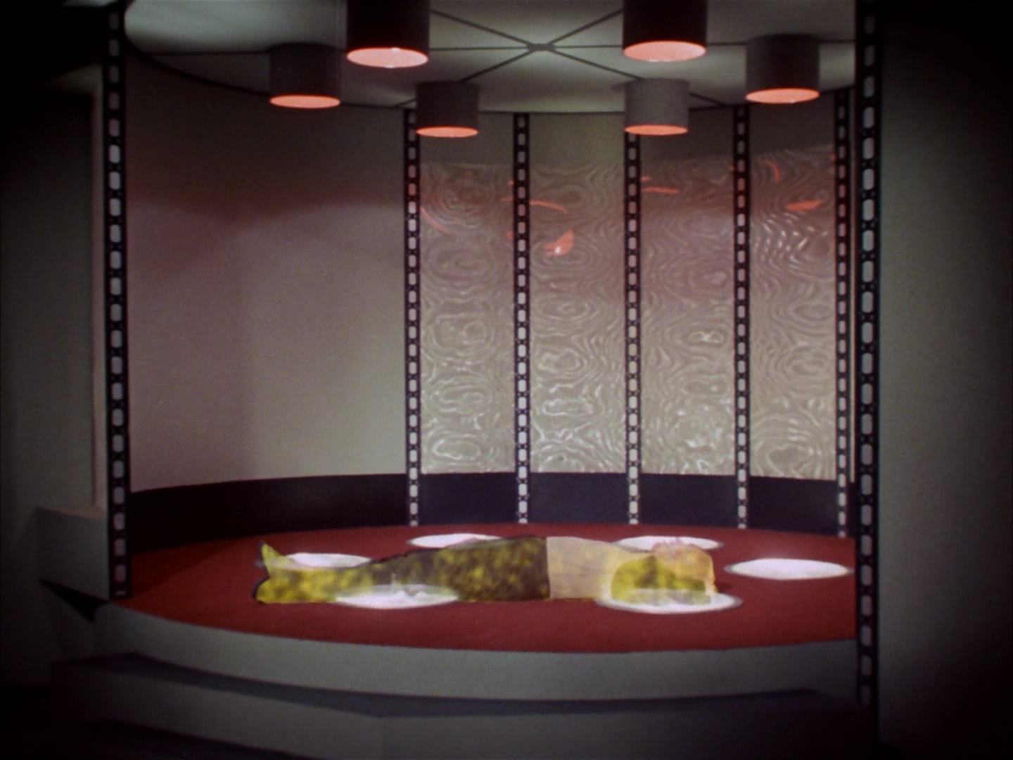 ariane179254_StarTrek_2x14_WolfInTheFold_3259.jpg