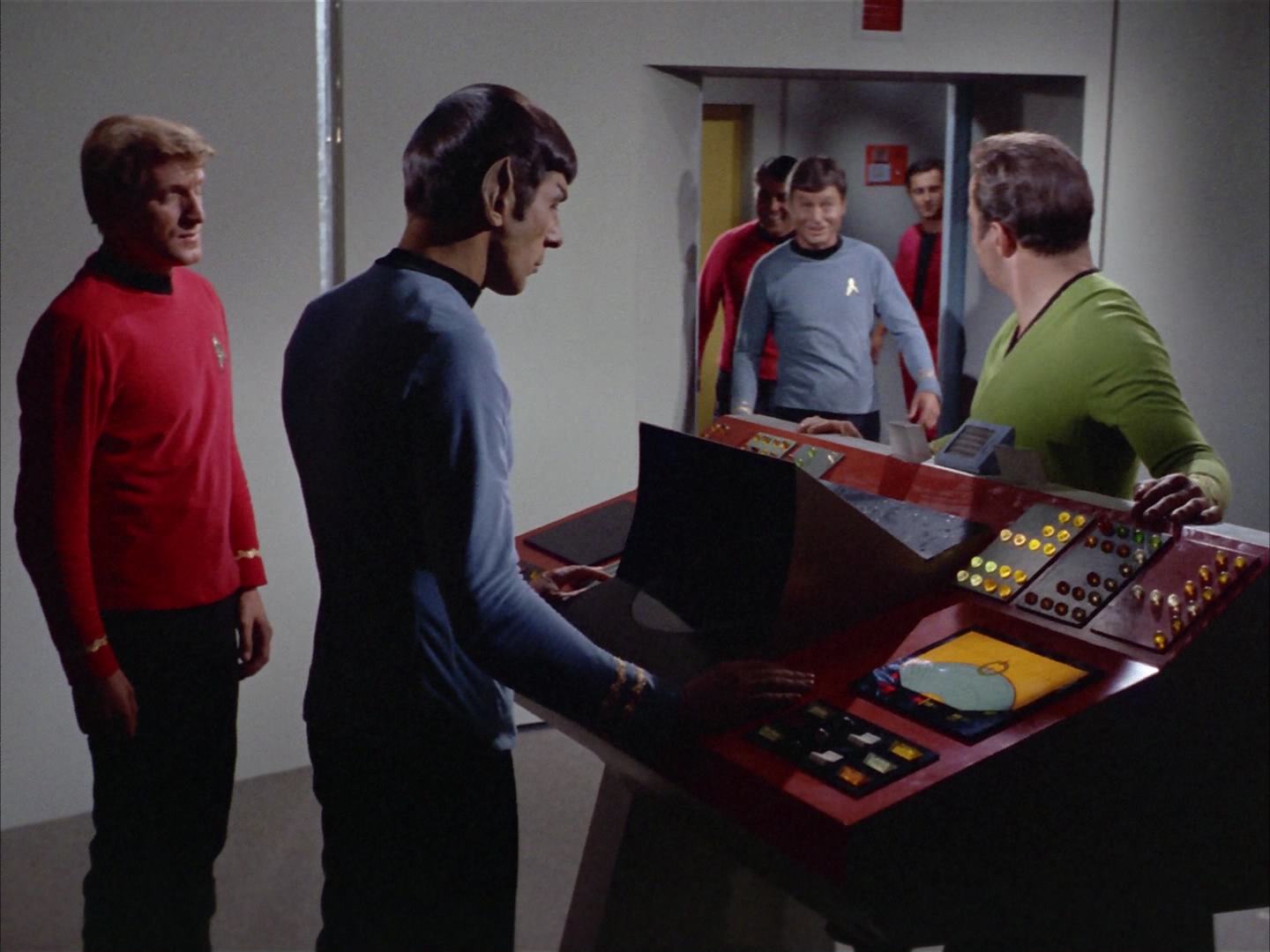 ariane179254_StarTrek_2x14_WolfInTheFold_3275.jpg