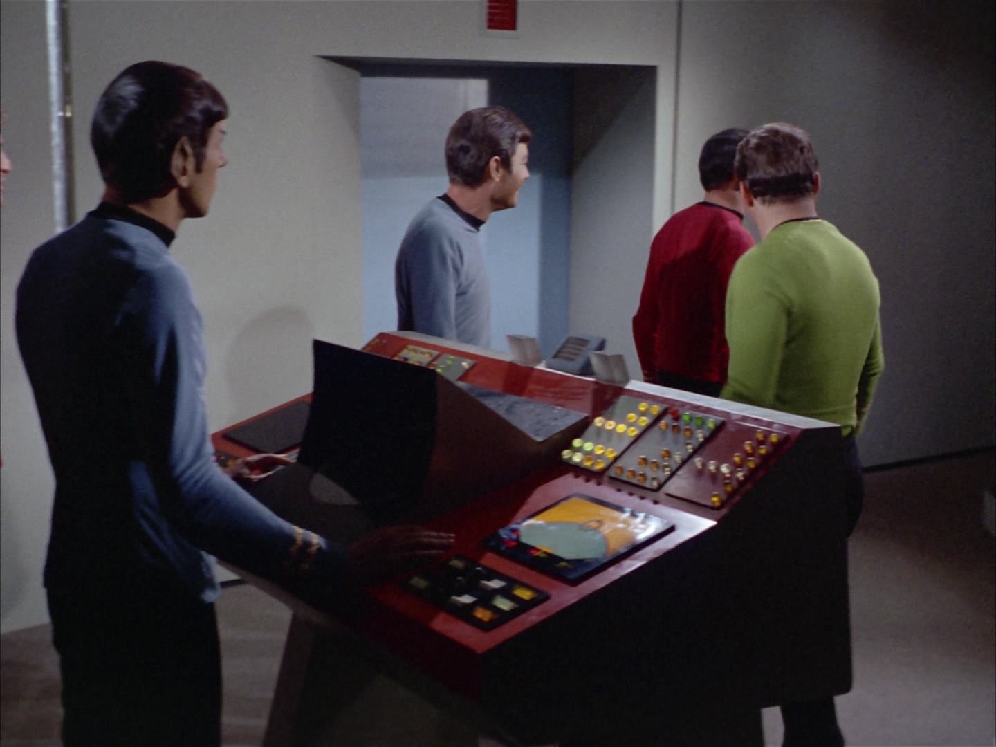 ariane179254_StarTrek_2x14_WolfInTheFold_3280.jpg