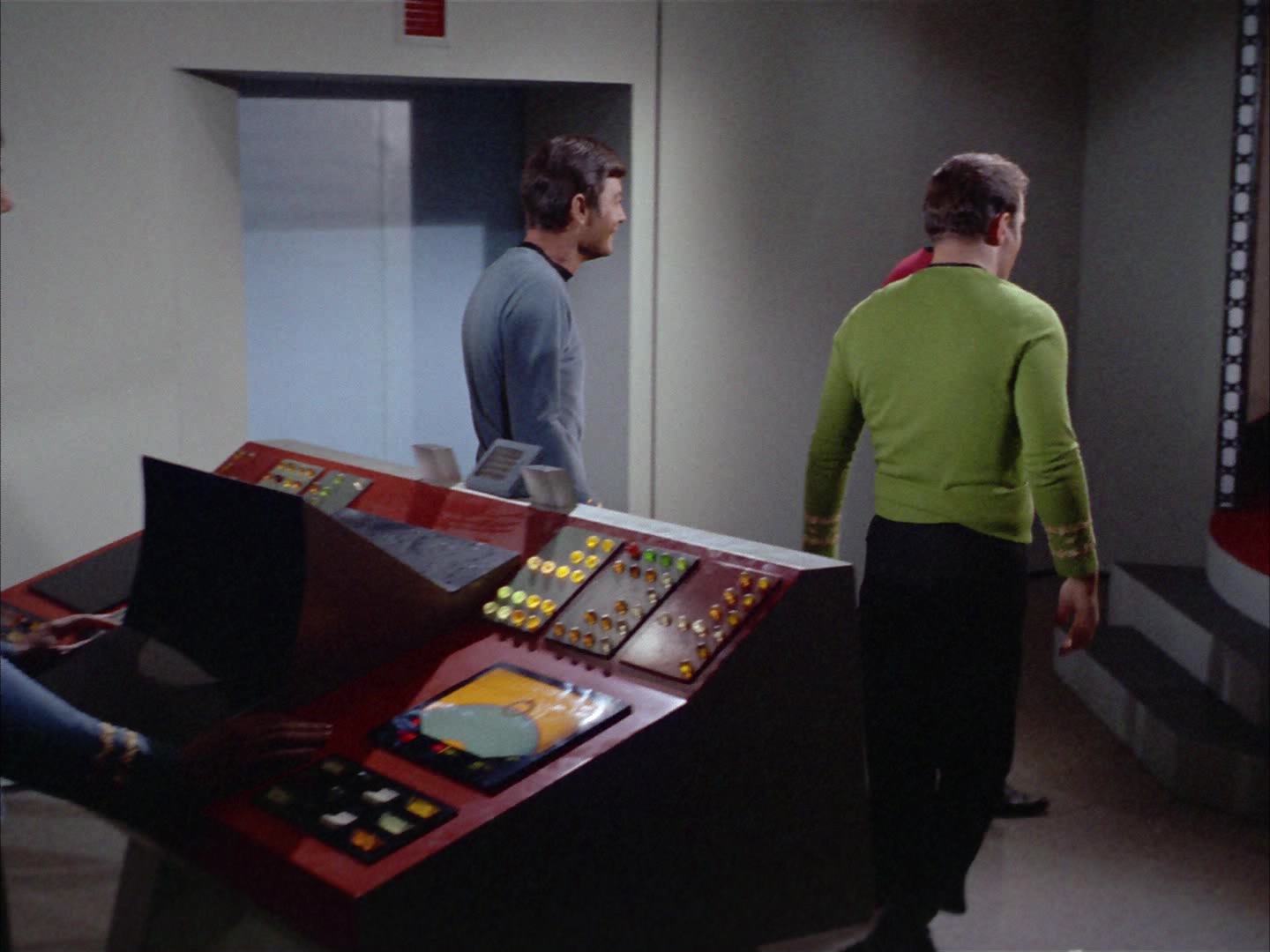 ariane179254_StarTrek_2x14_WolfInTheFold_3281.jpg