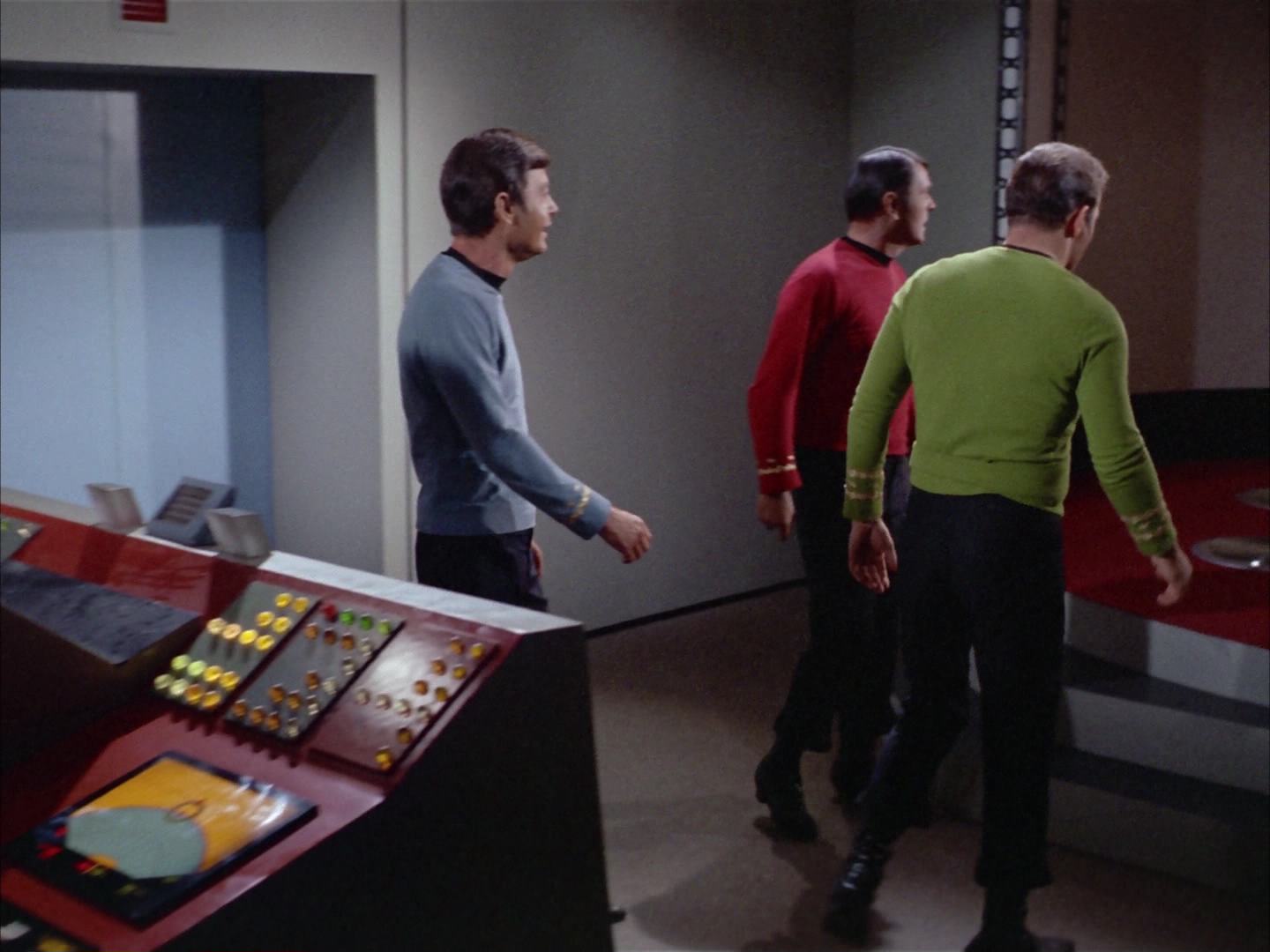 ariane179254_StarTrek_2x14_WolfInTheFold_3282.jpg