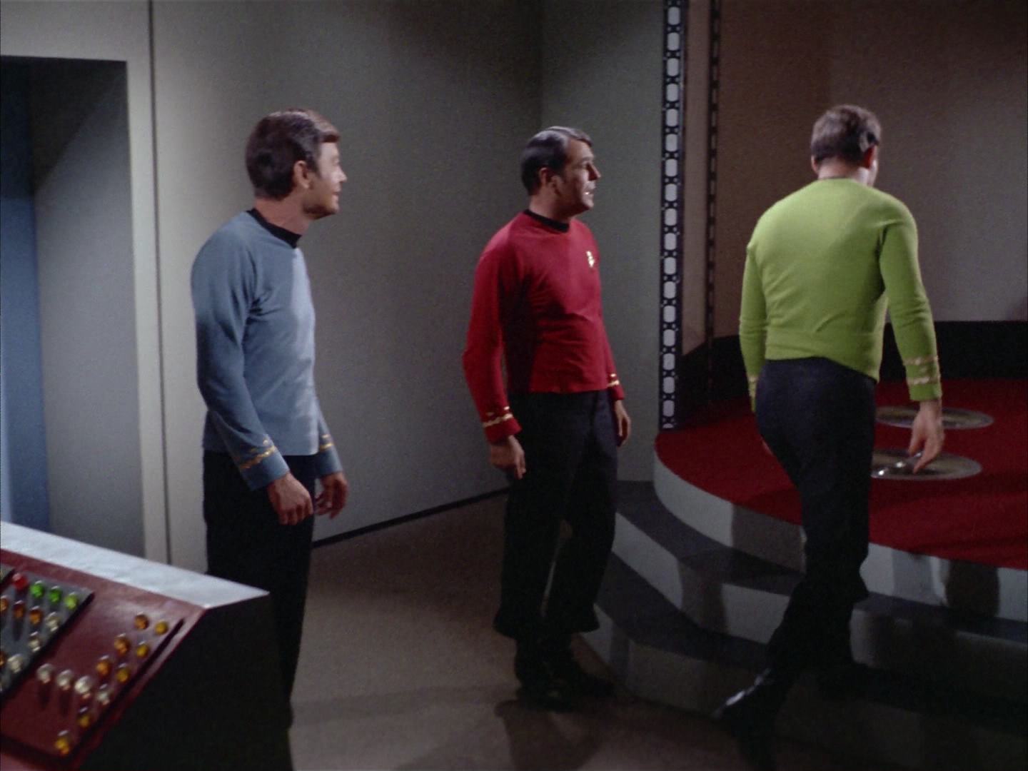 ariane179254_StarTrek_2x14_WolfInTheFold_3283.jpg