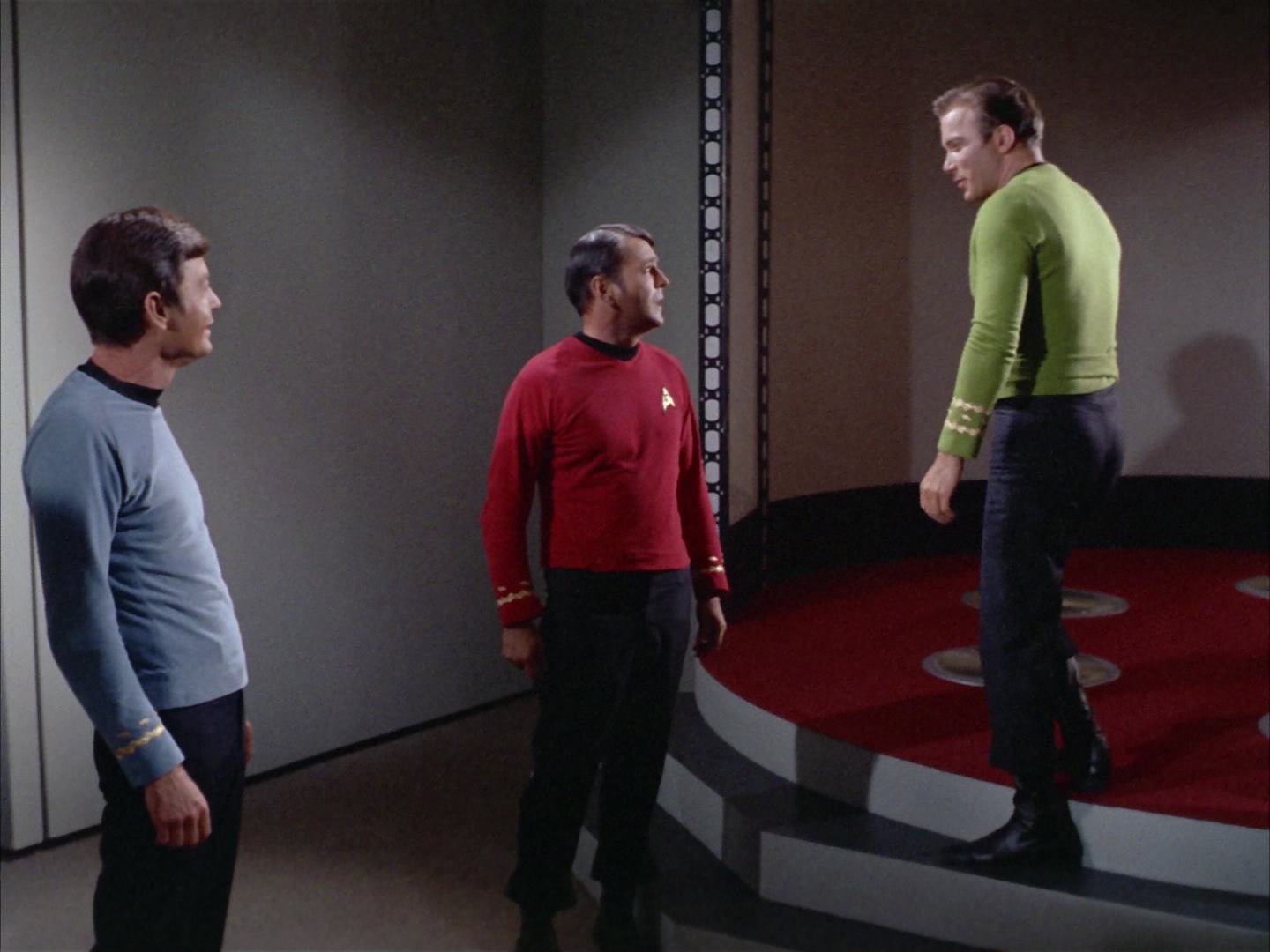 ariane179254_StarTrek_2x14_WolfInTheFold_3285.jpg