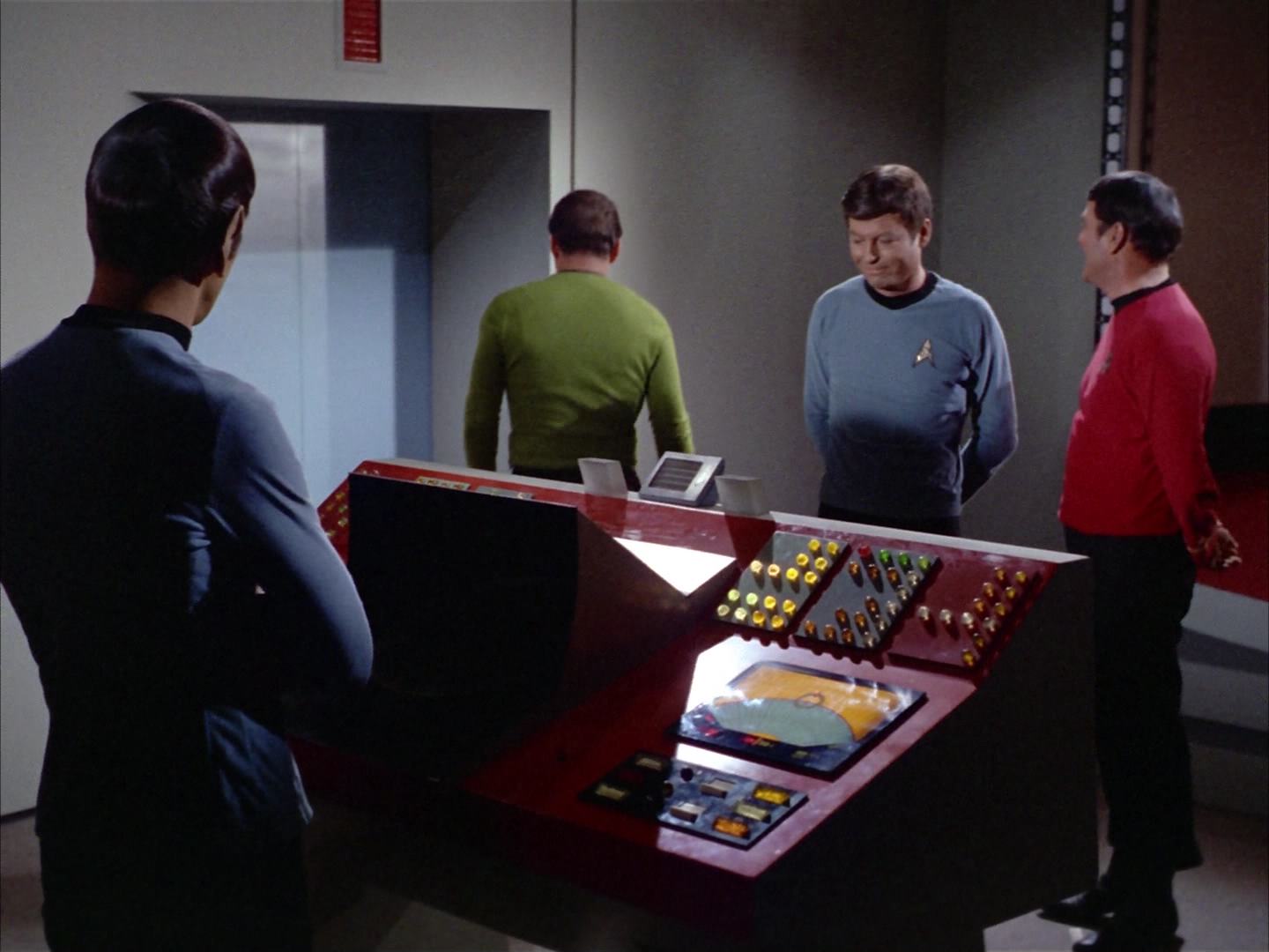 ariane179254_StarTrek_2x14_WolfInTheFold_3369.jpg