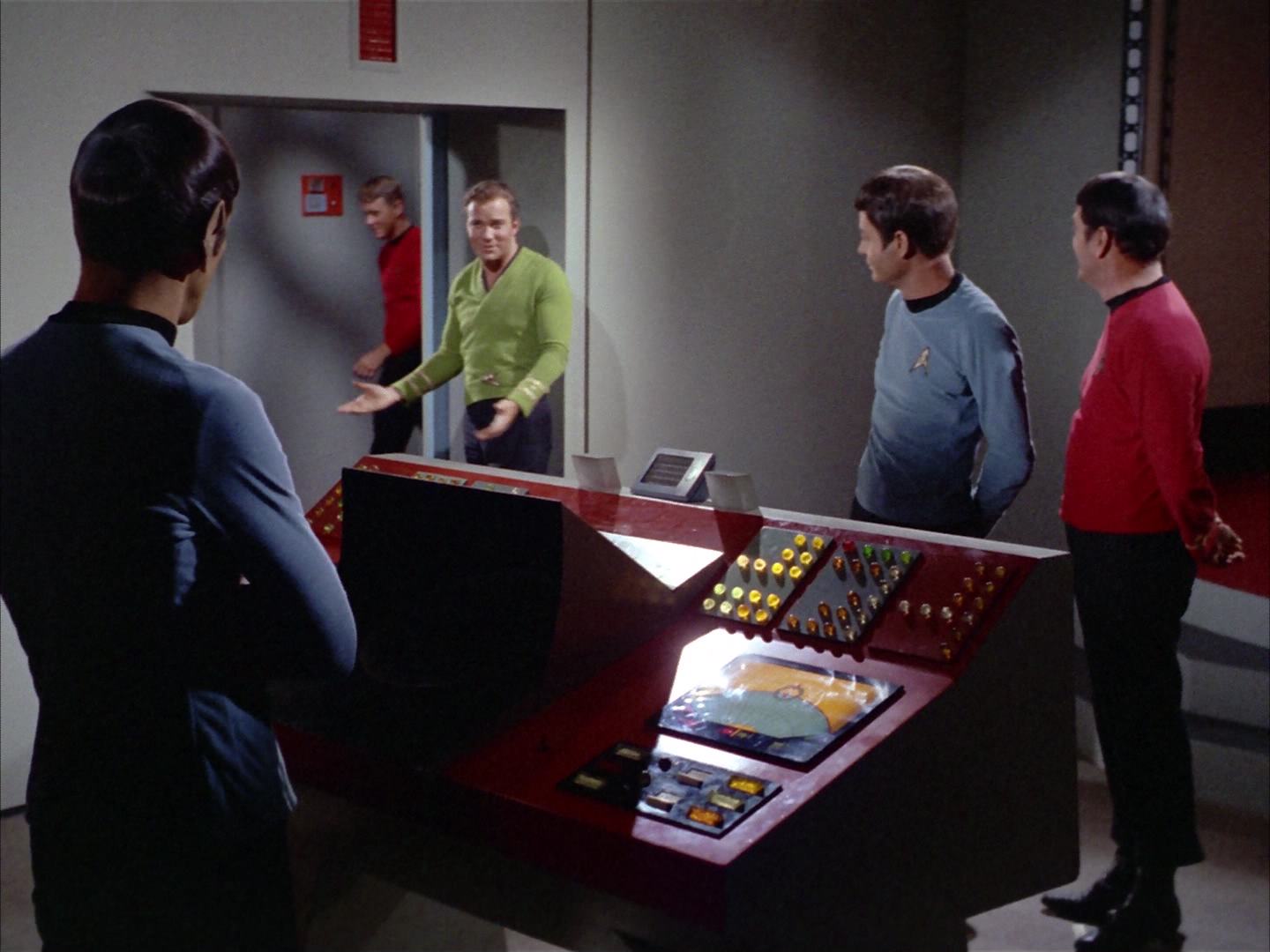ariane179254_StarTrek_2x14_WolfInTheFold_3374.jpg