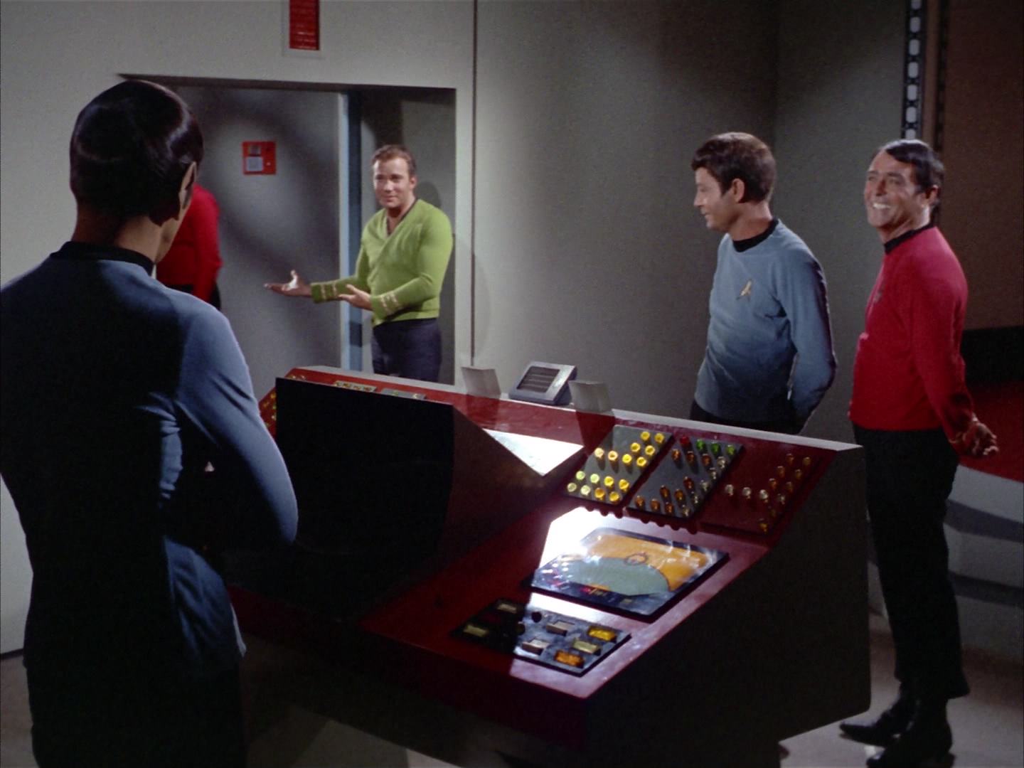 ariane179254_StarTrek_2x14_WolfInTheFold_3375.jpg