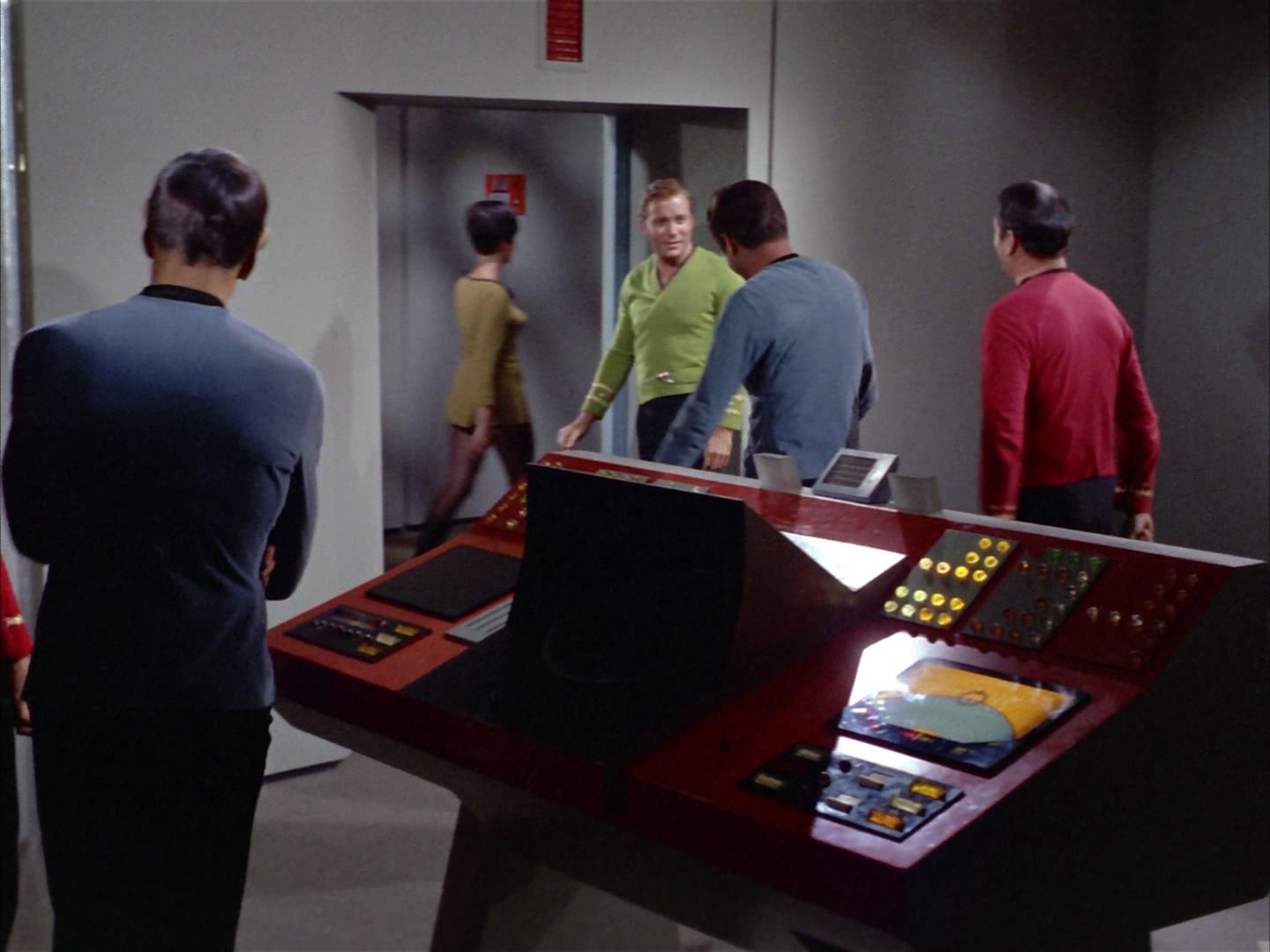 ariane179254_StarTrek_2x14_WolfInTheFold_3377.jpg