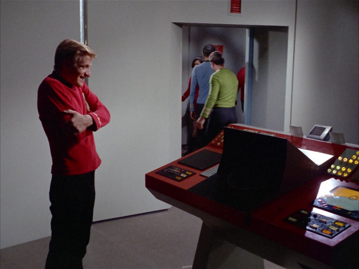 ariane179254_StarTrek_2x14_WolfInTheFold_3382.jpg
