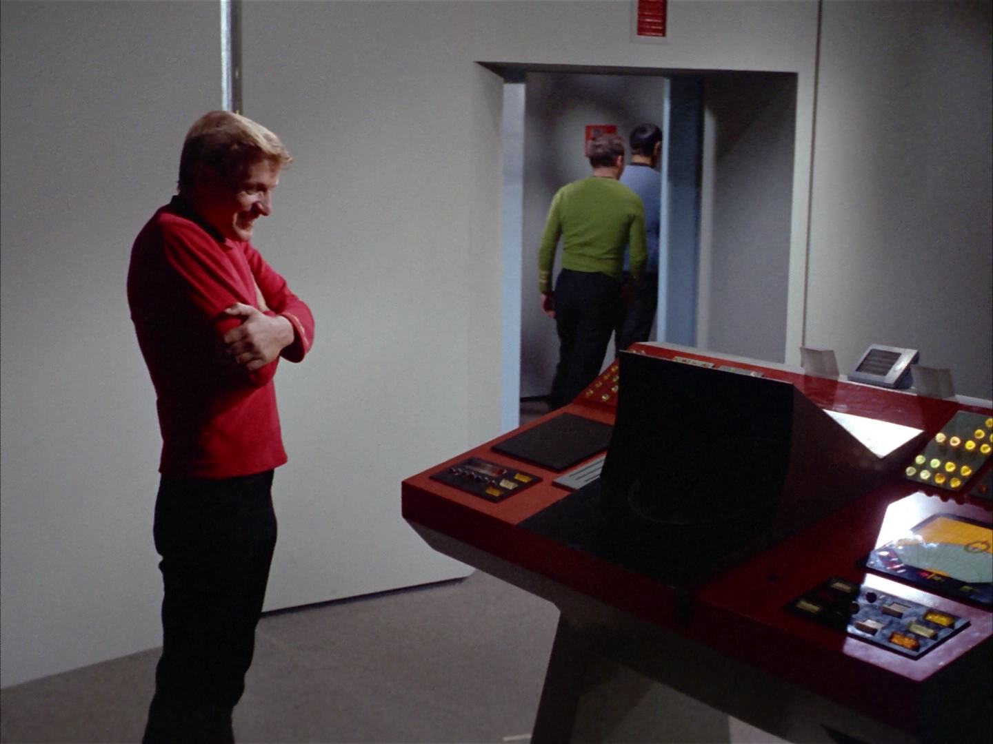 ariane179254_StarTrek_2x14_WolfInTheFold_3383.jpg
