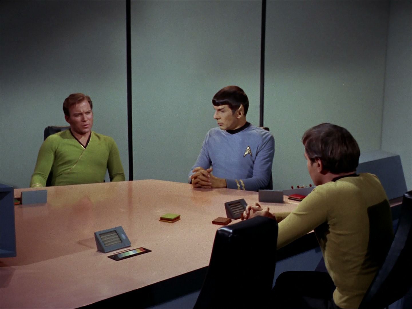 ariane179254_StarTrek_2x15_TheTroubleWithTribbles_0008.jpg