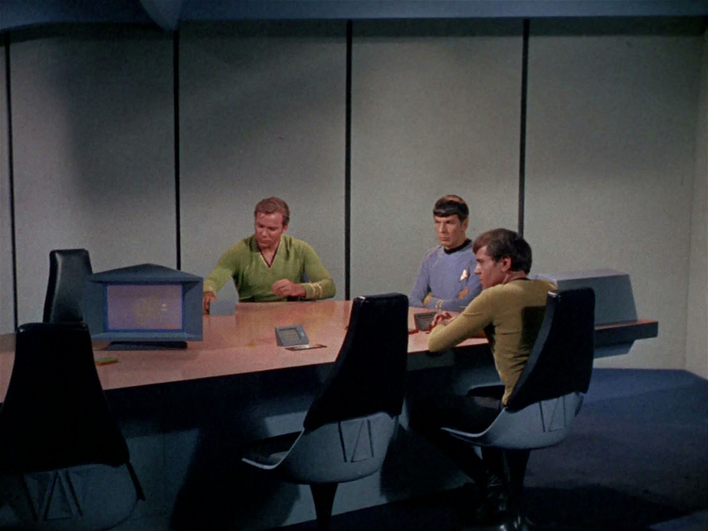 ariane179254_StarTrek_2x15_TheTroubleWithTribbles_0054.jpg