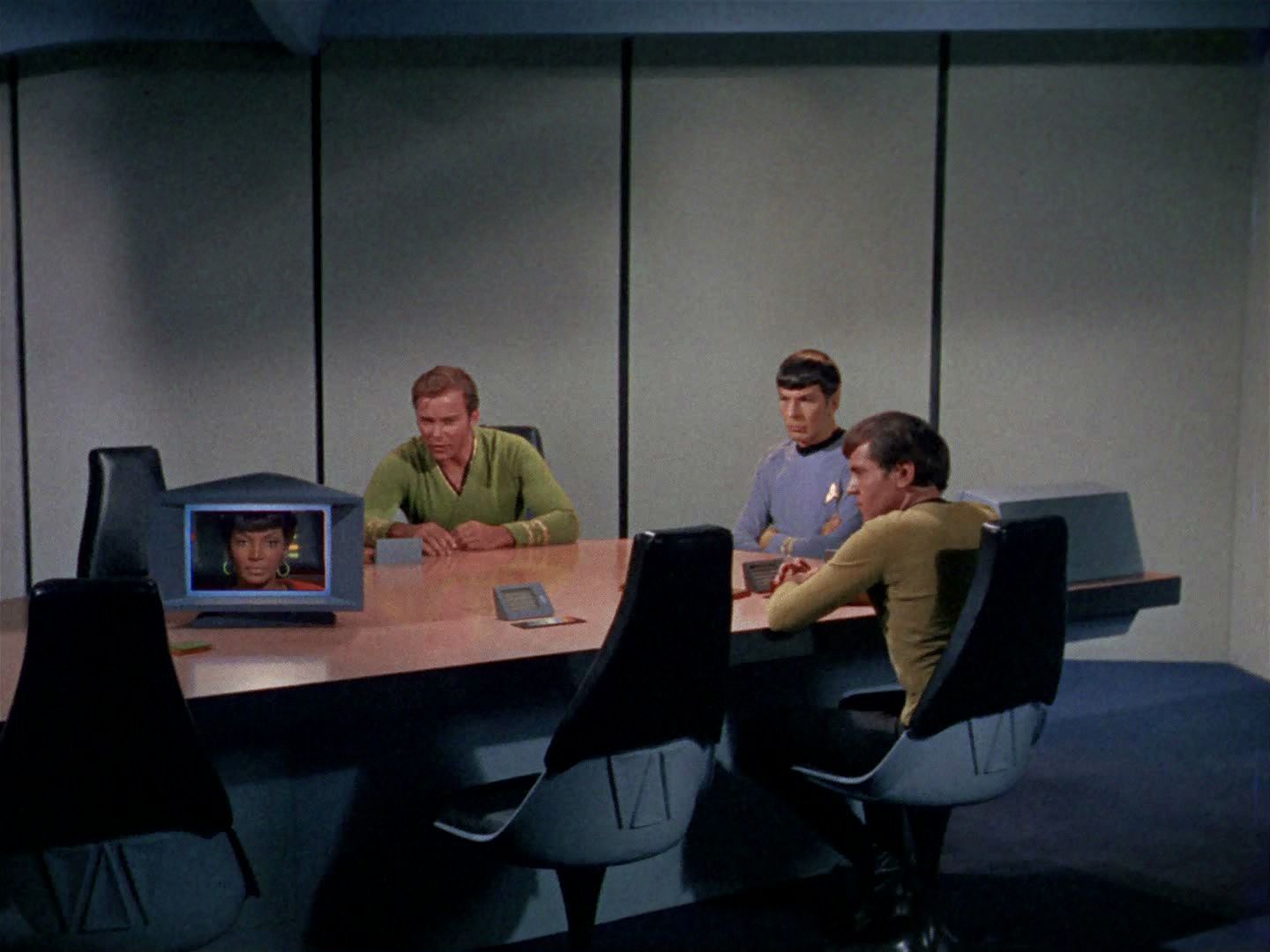 ariane179254_StarTrek_2x15_TheTroubleWithTribbles_0055.jpg