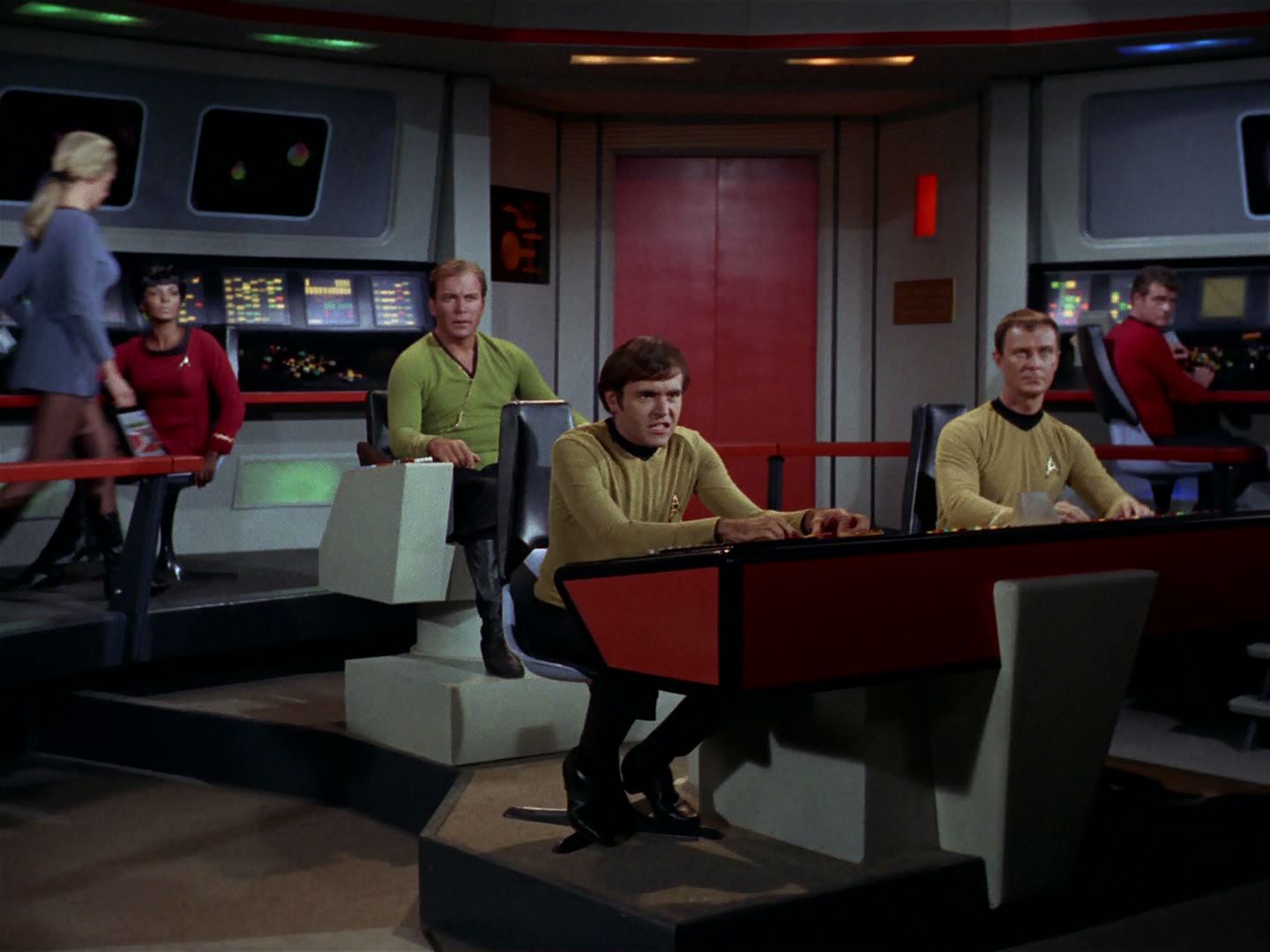 ariane179254_StarTrek_2x15_TheTroubleWithTribbles_0076.jpg